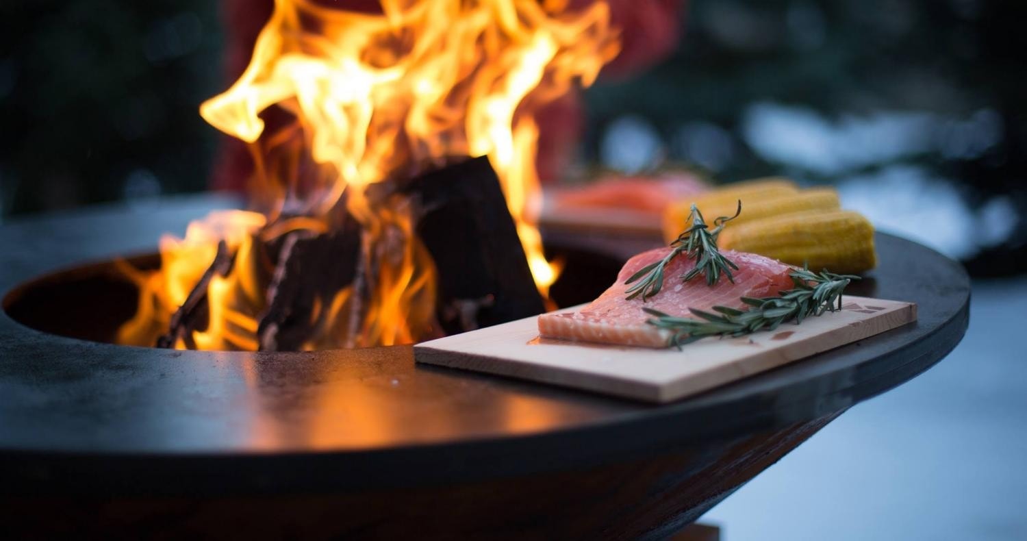 Sosialt mat lagning med mange rundt OFYR grill/bålpanne Galleribilde