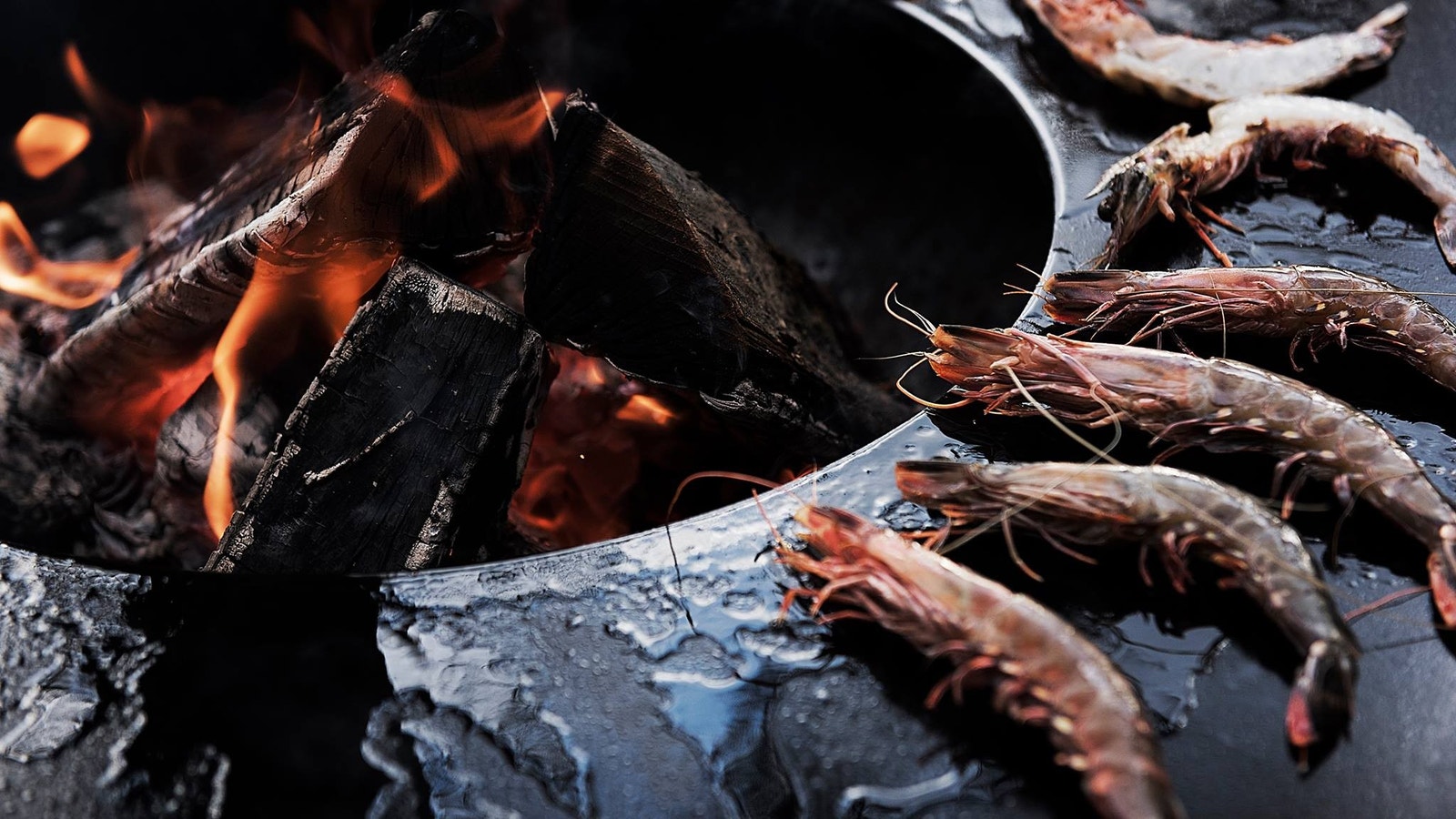 Sosialt mat lagning med mange rundt OFYR grill/bålpanne Galleribilde