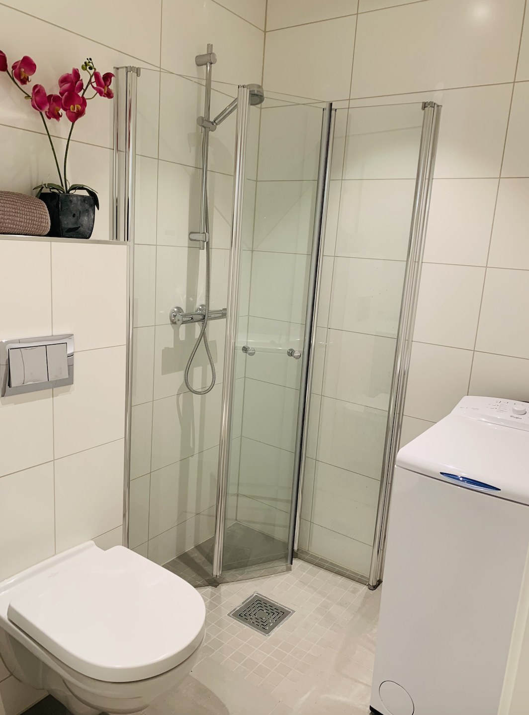 Bad med varmekabler og vaskemaskin. Galleribilde