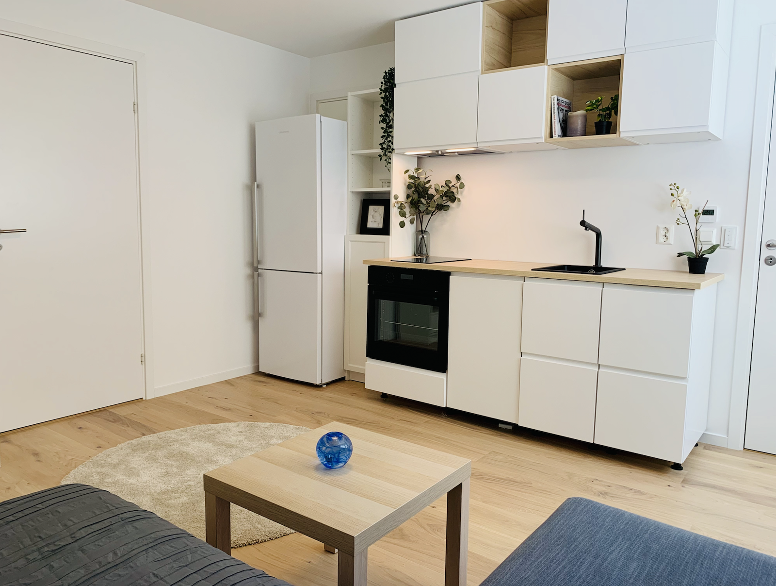 Nytt kjøkken med oppvaskmaskin, vifte, ovn og kjøleskap/fryser. Galleribilde