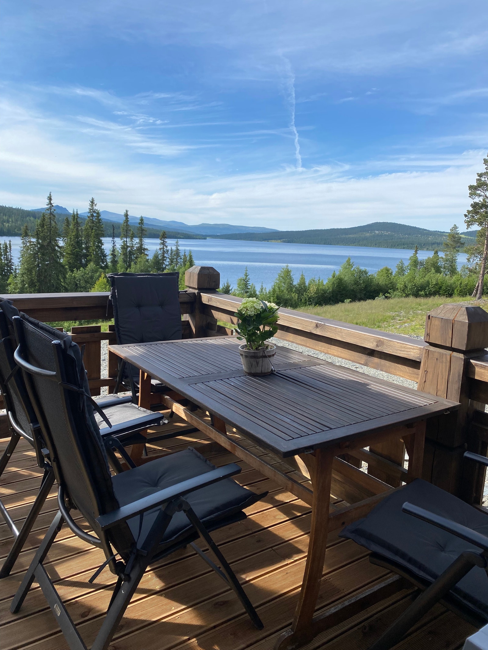 Sittegruppe på verandaen med utsikt mot Gålåvannet Galleribilde