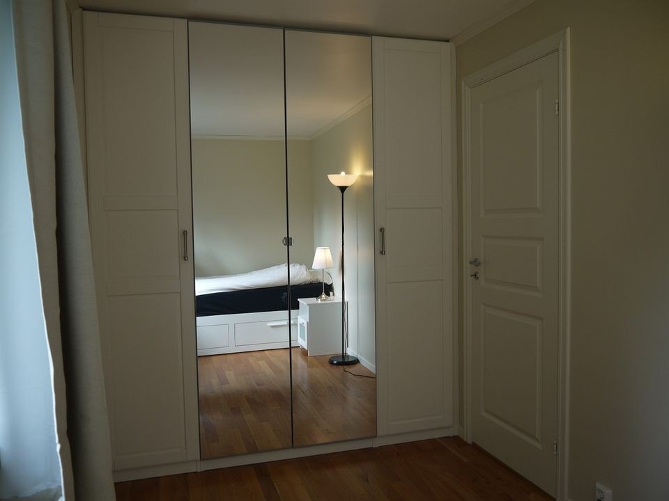 LEDIG/ Available from July 1st : ca 8 m2, 6500 NOK/Month. The room is furnished with bed as seen in photo plus wardrobe and workdesk. Galleribilde