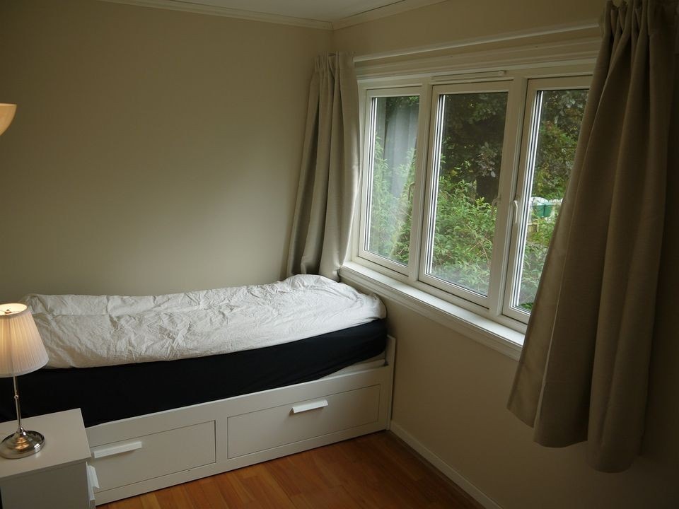 LEDIG/ Available from July 1st : ca 8 m2, 6500 NOK/Month. The room is furnished with bed as seen in photo plus wardrobe and workdesk. Galleribilde