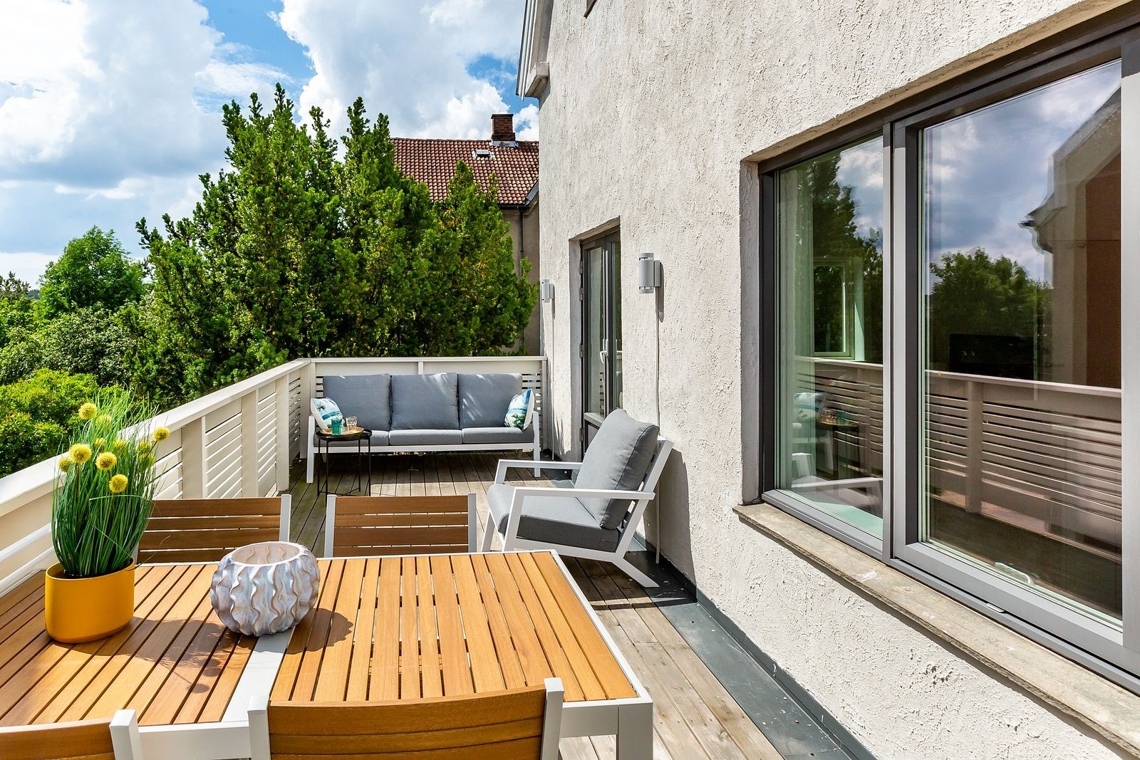 Flott terrasse med utgang fra stuen Galleribilde