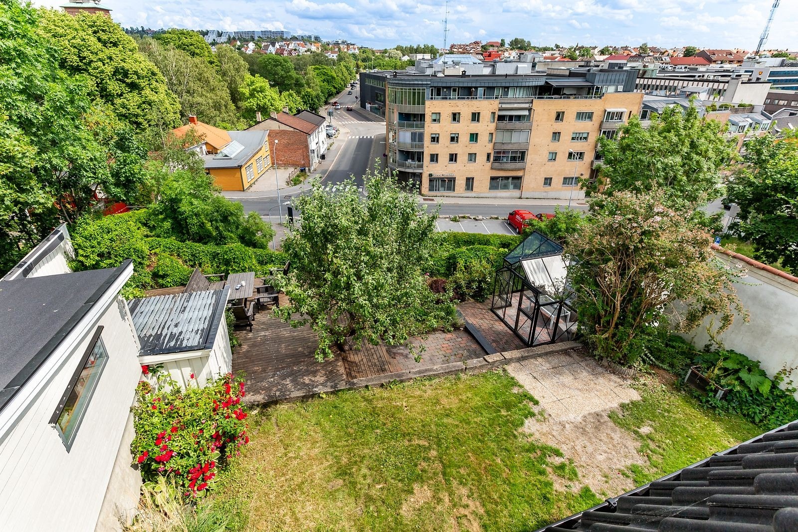 Flott hage med flere uteplasser. Galleribilde