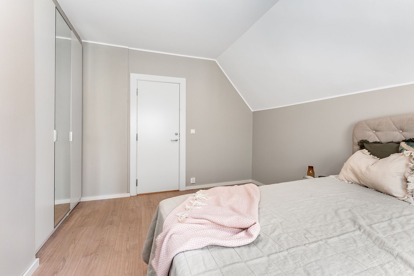 Rom 2 UTLEID Galleribilde