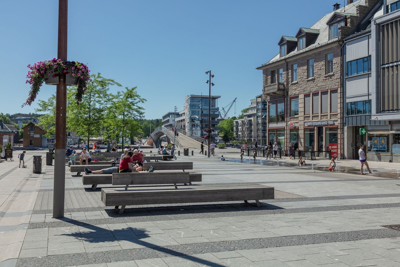Hit er det 300 meter. Broen fører deg over til området for Høyskolen. Galleribilde