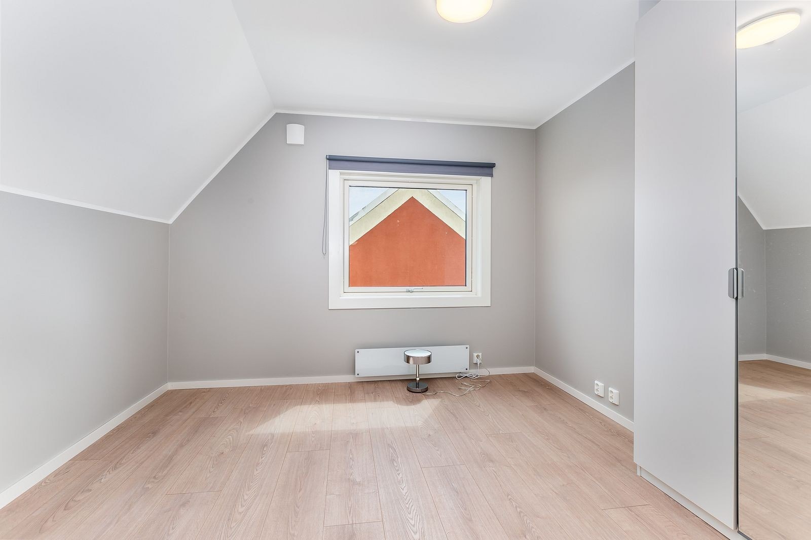 UTLEID Rom 4. 10 kvm 120 seng medfølger. Kr. 6300 Galleribilde