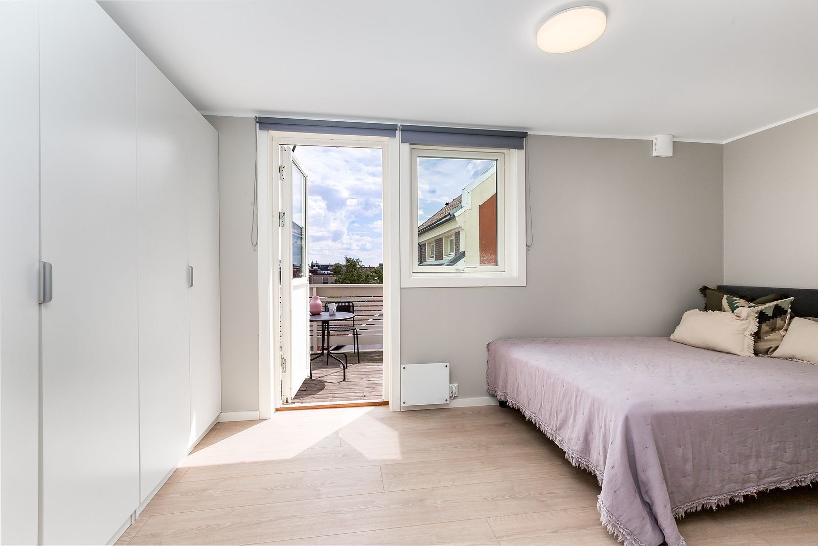 UTLEID Rom 7. 10 kvm + 12 kvm privat terrasse Galleribilde