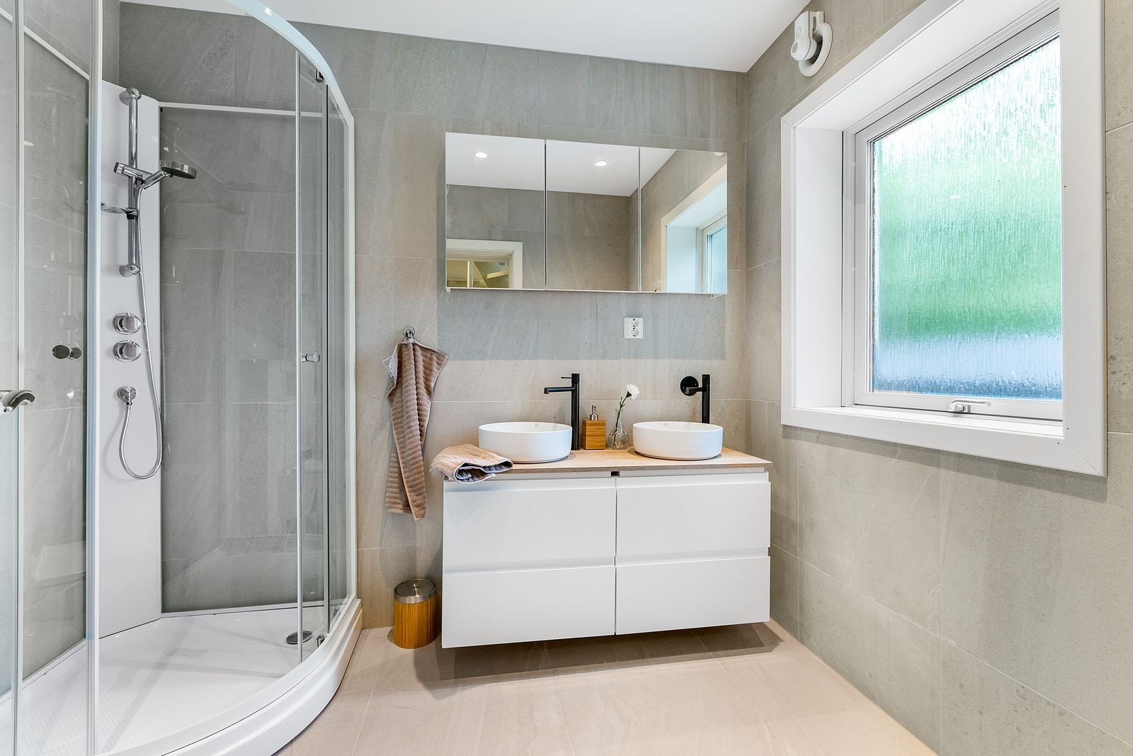 Badet i 1. etg benyttes av 4 beboere. Galleribilde