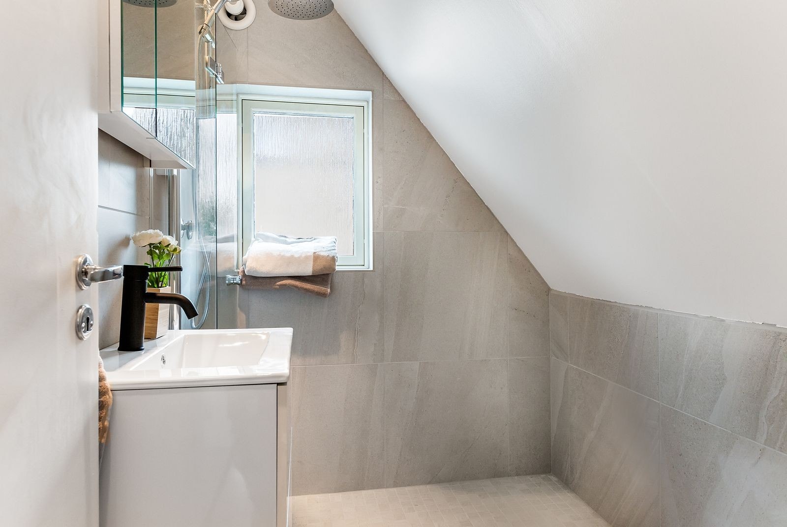 Badet i 2. etg benyttes av 3 beboere. Galleribilde