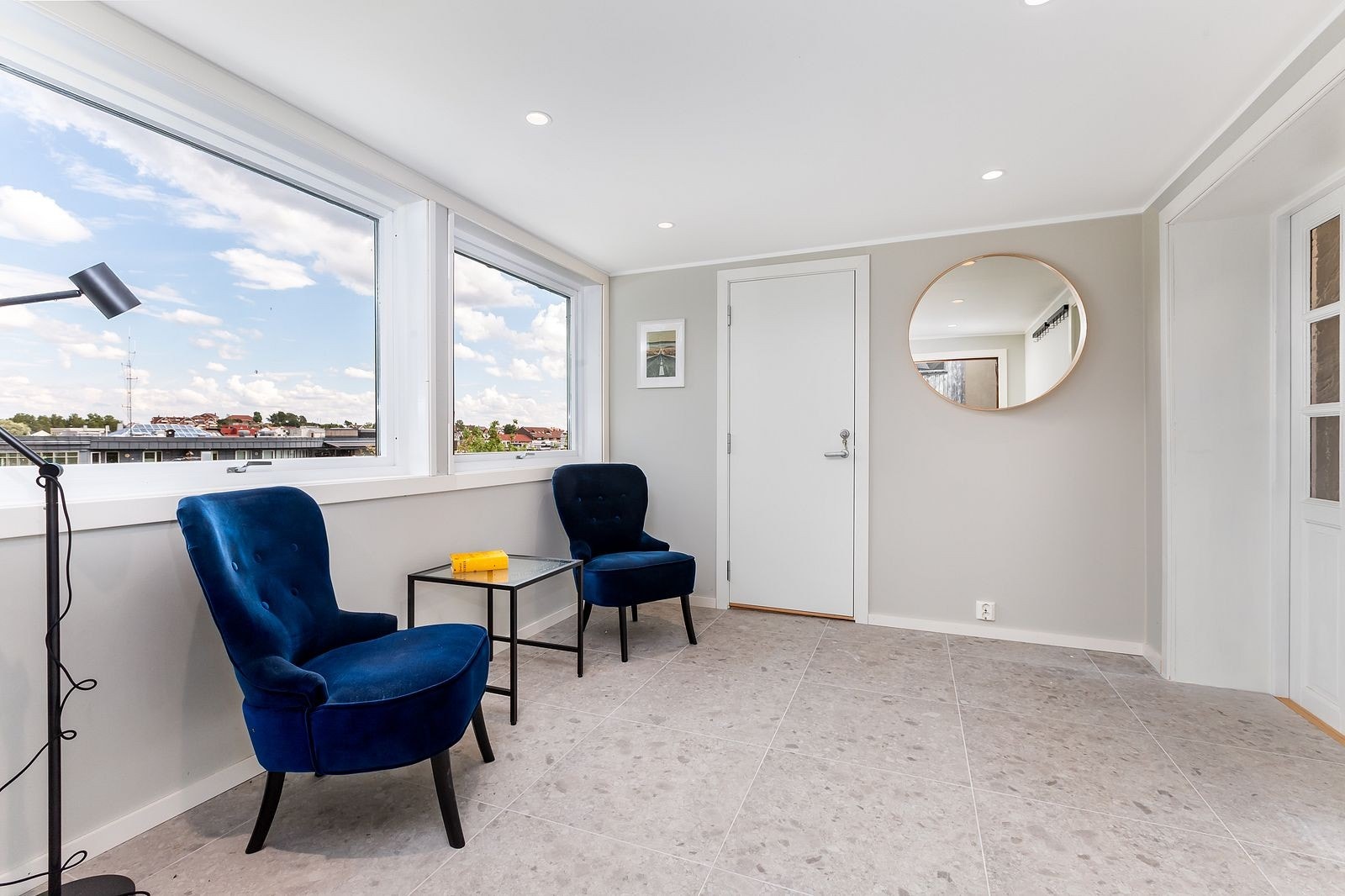 Flott stor gang. Kan også brukes til oppholdsrom. Galleribilde