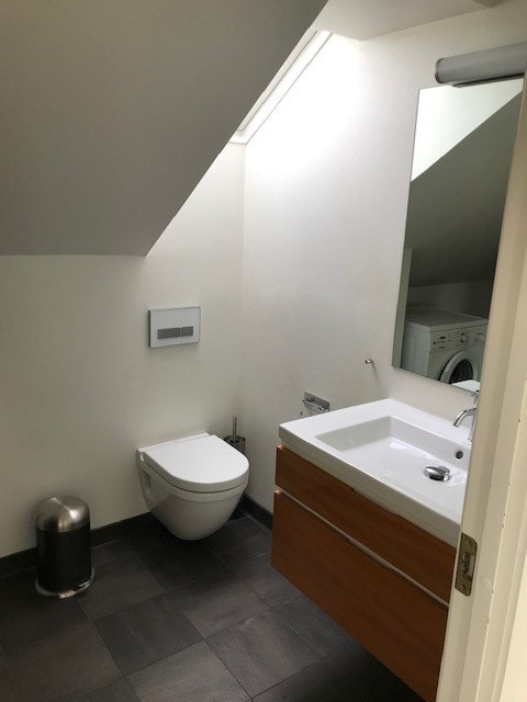 Bad, vegghengt wc, fliser på gulv og vegger i dusj Galleribilde