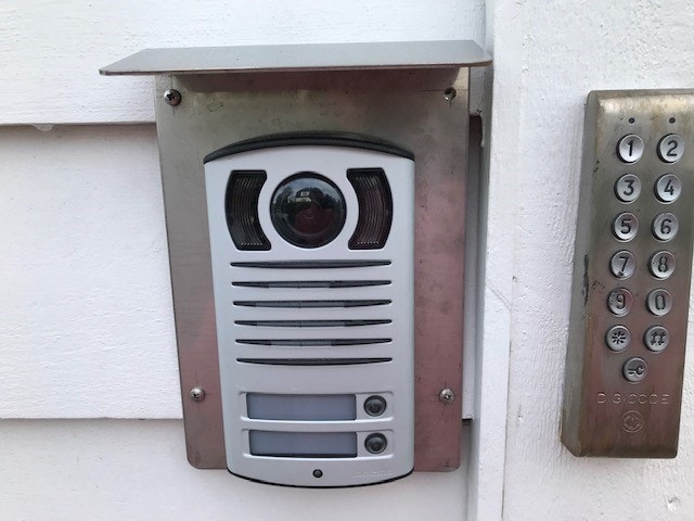 Ringeanlegg med kamera og automatisk åpning av hoveddør Galleribilde