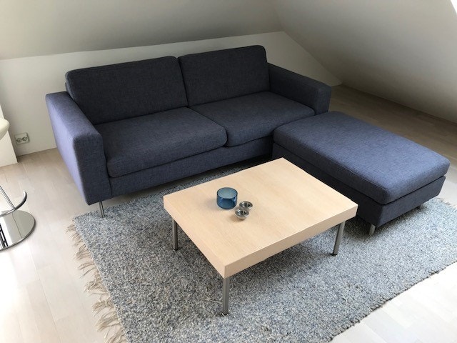 Stue med sofahjørne. Galleribilde