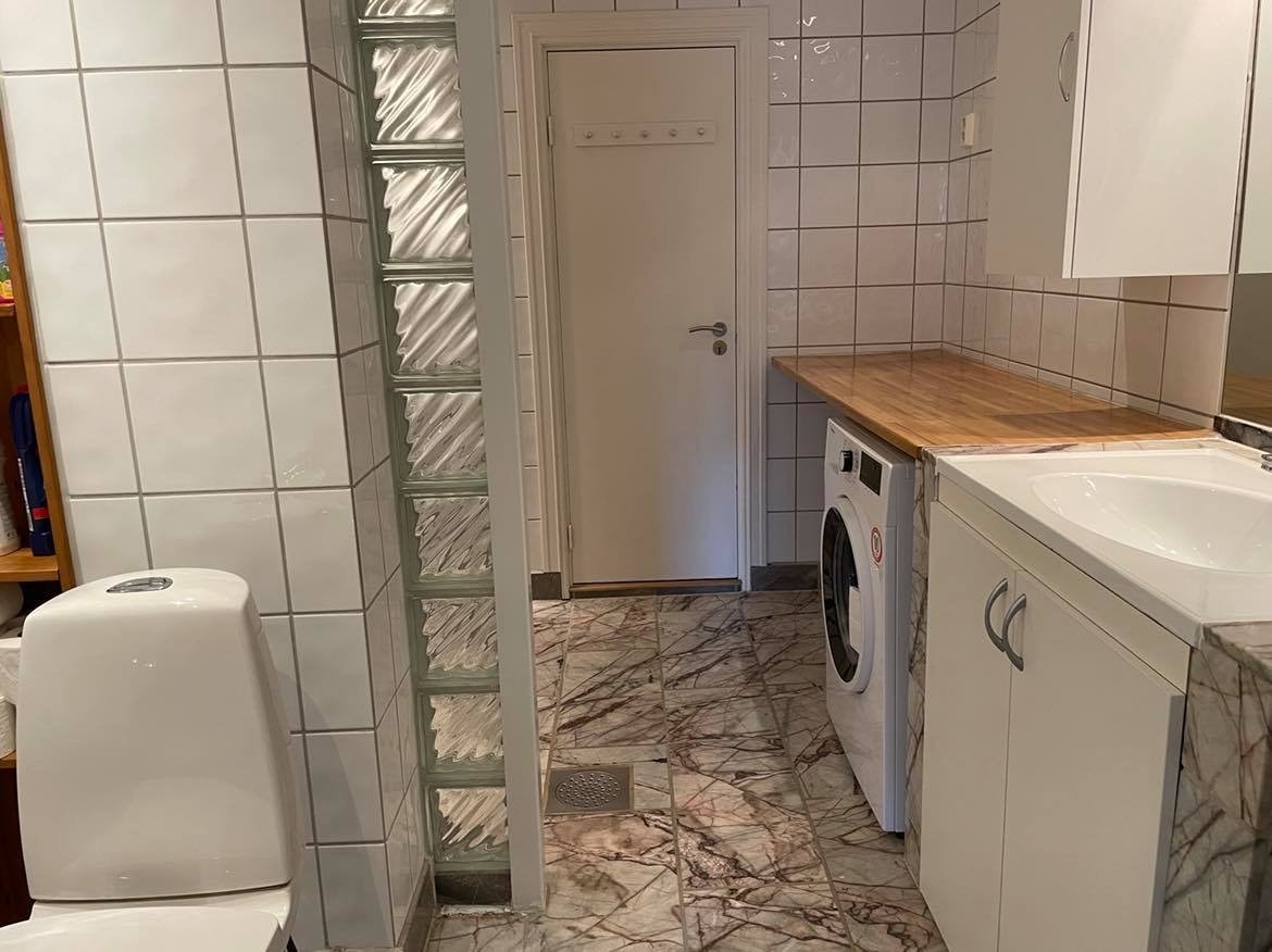 Stort bad med dusj og vaskemaskin Galleribilde