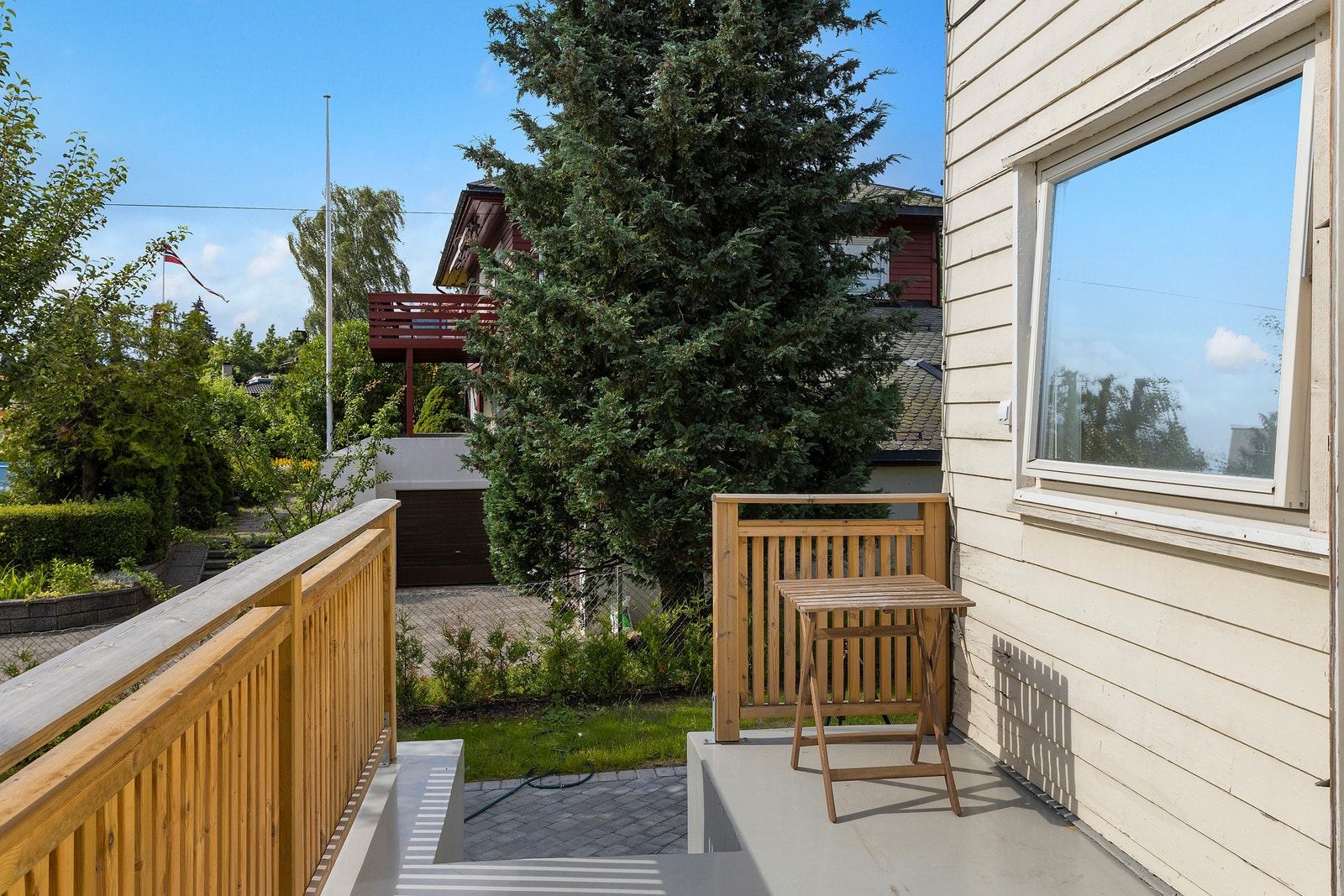 Koselig balkong med mye sol hele dagen Galleribilde