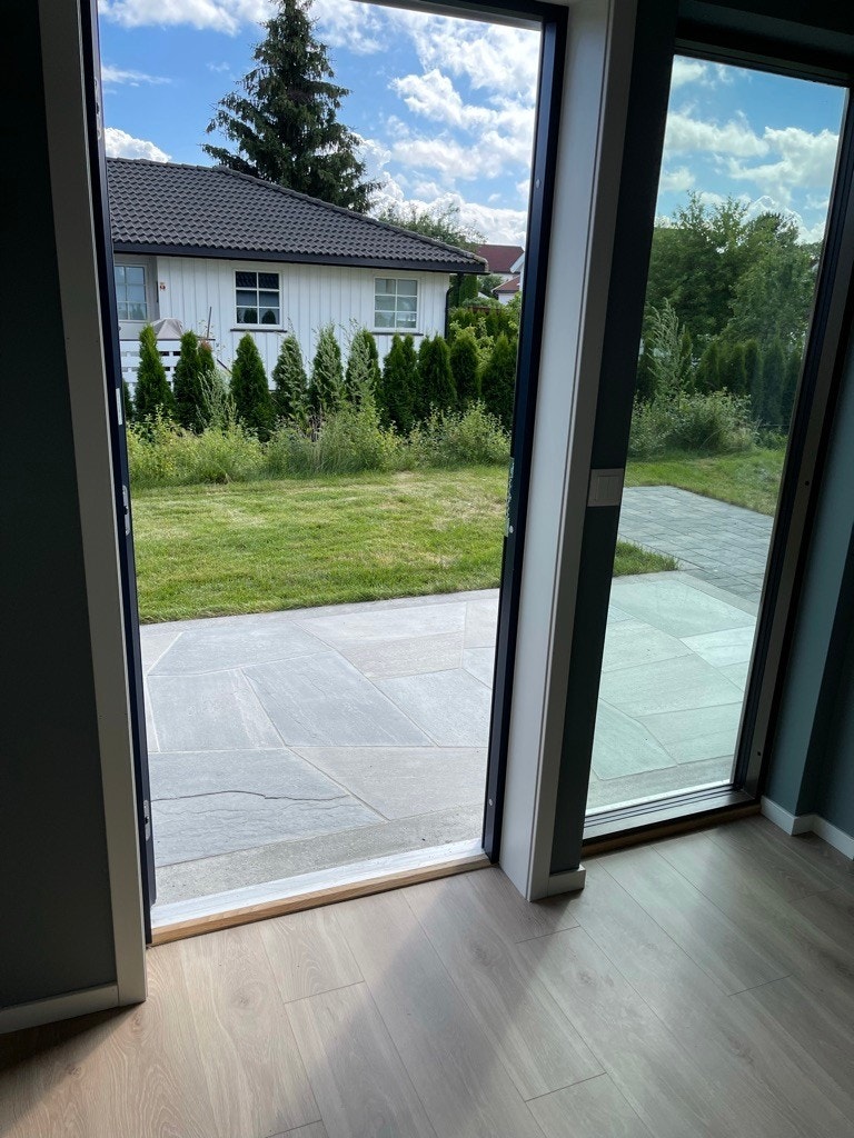 Utgang til hage og terrasse Galleribilde