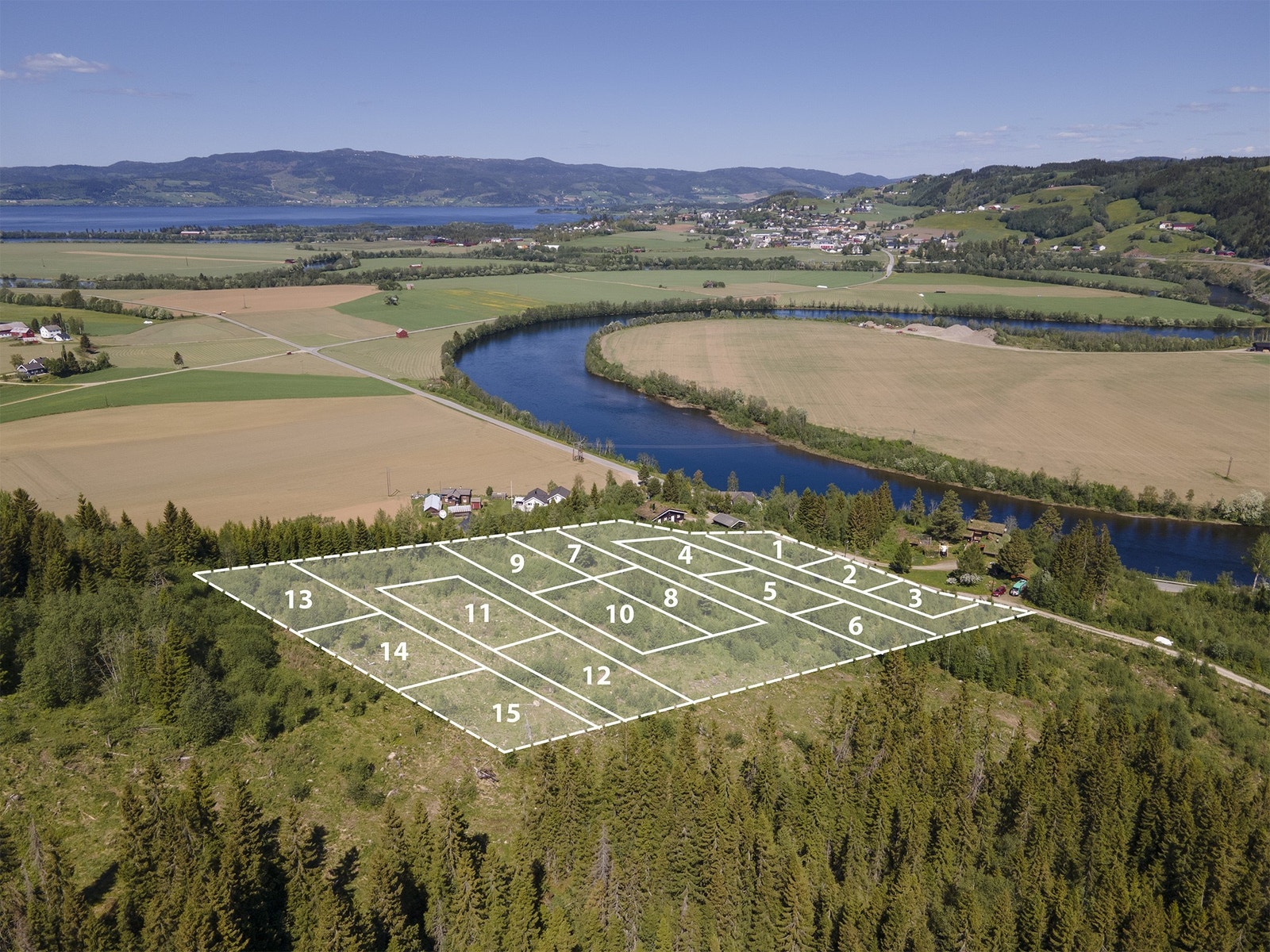 Engsetåsen boligfelt ligger nær Mebond, Selbu sentrum, sør for elva Nea. Området er ferdig regulert for 15 boligtomter. Galleribilde