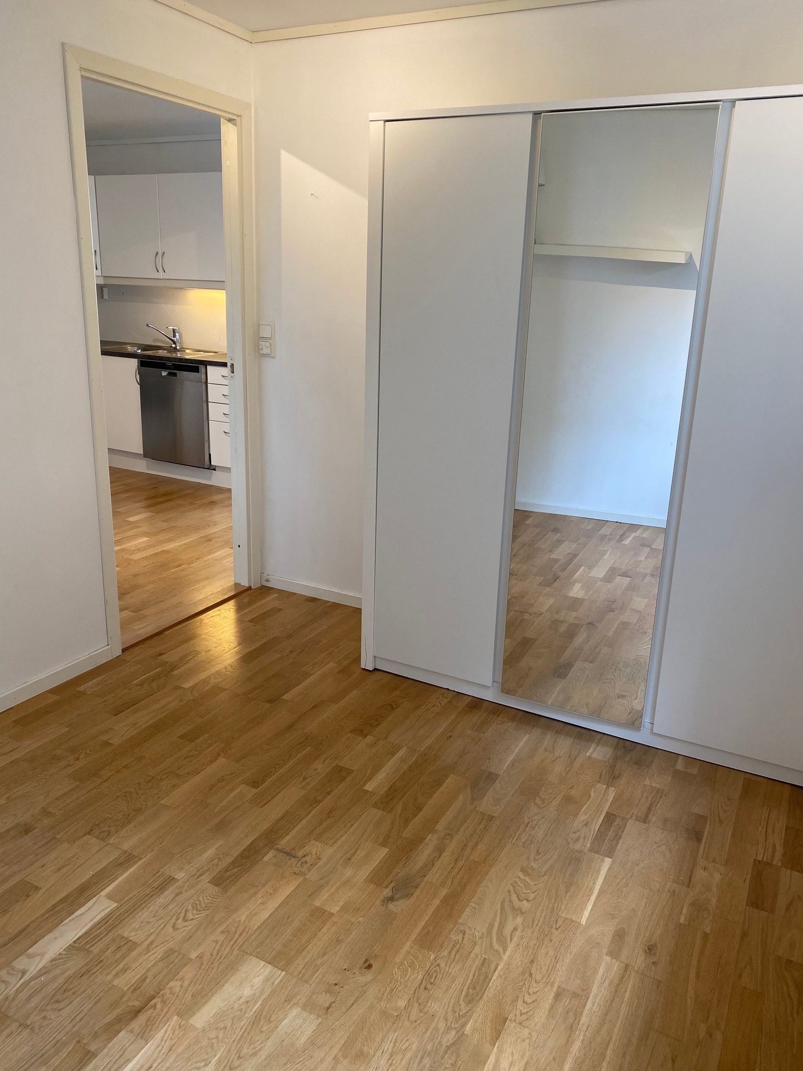 Soverom med plass til dobbelseng og garderobe Galleribilde