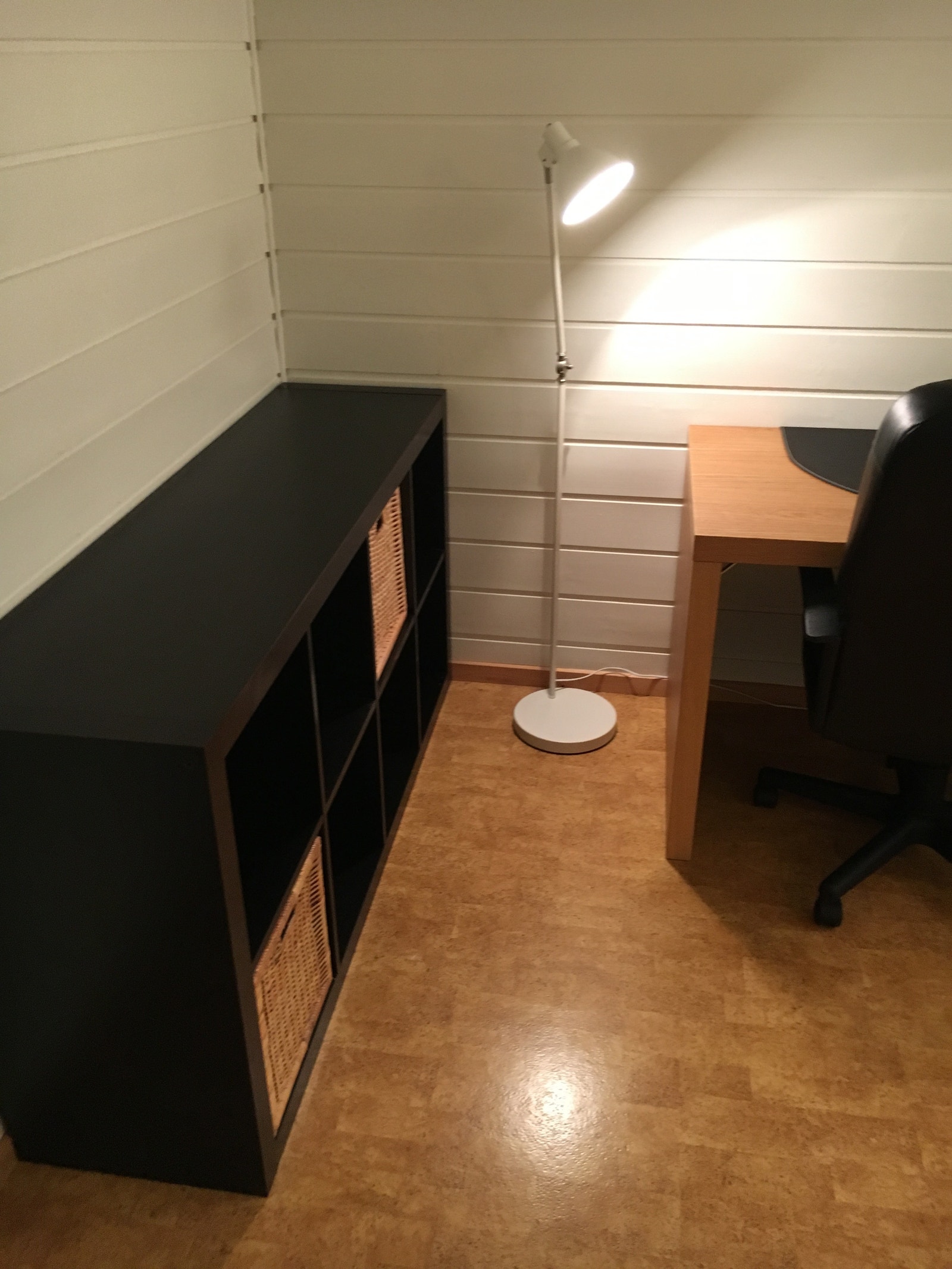 Utleid. Hybel nr. 2: 16,2 kvm. God arbeidplass for pc og studier. Reol. Galleribilde