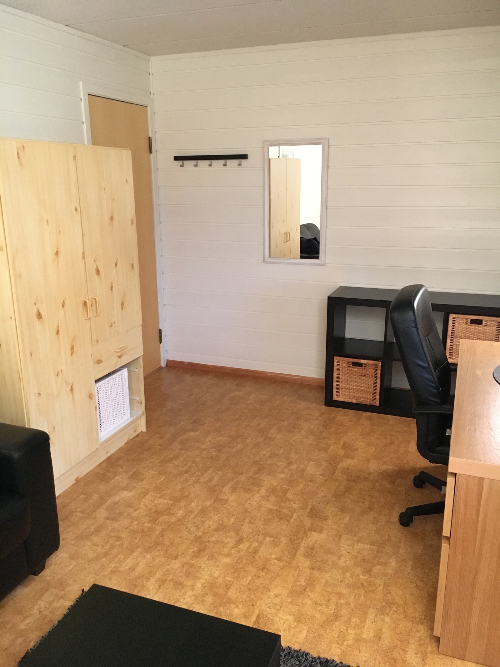 Utleid. Hybel nr. 2: 16,2 kvm. Sett fra seng mot dør. Galleribilde