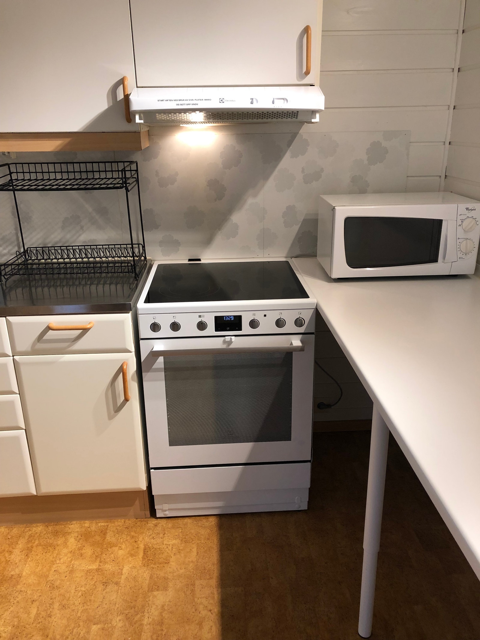 Romslig felles kjøkken med komfyr, mikro og ekstra benkeplass. Galleribilde