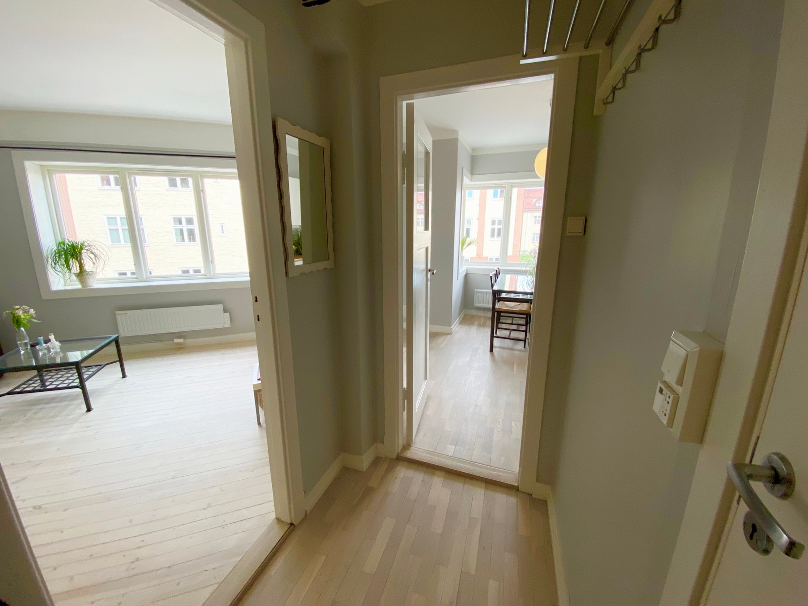 Innsyn fra gangen: stue/alkove til venstre, kjøkken rett frem, bad til høyre Galleribilde