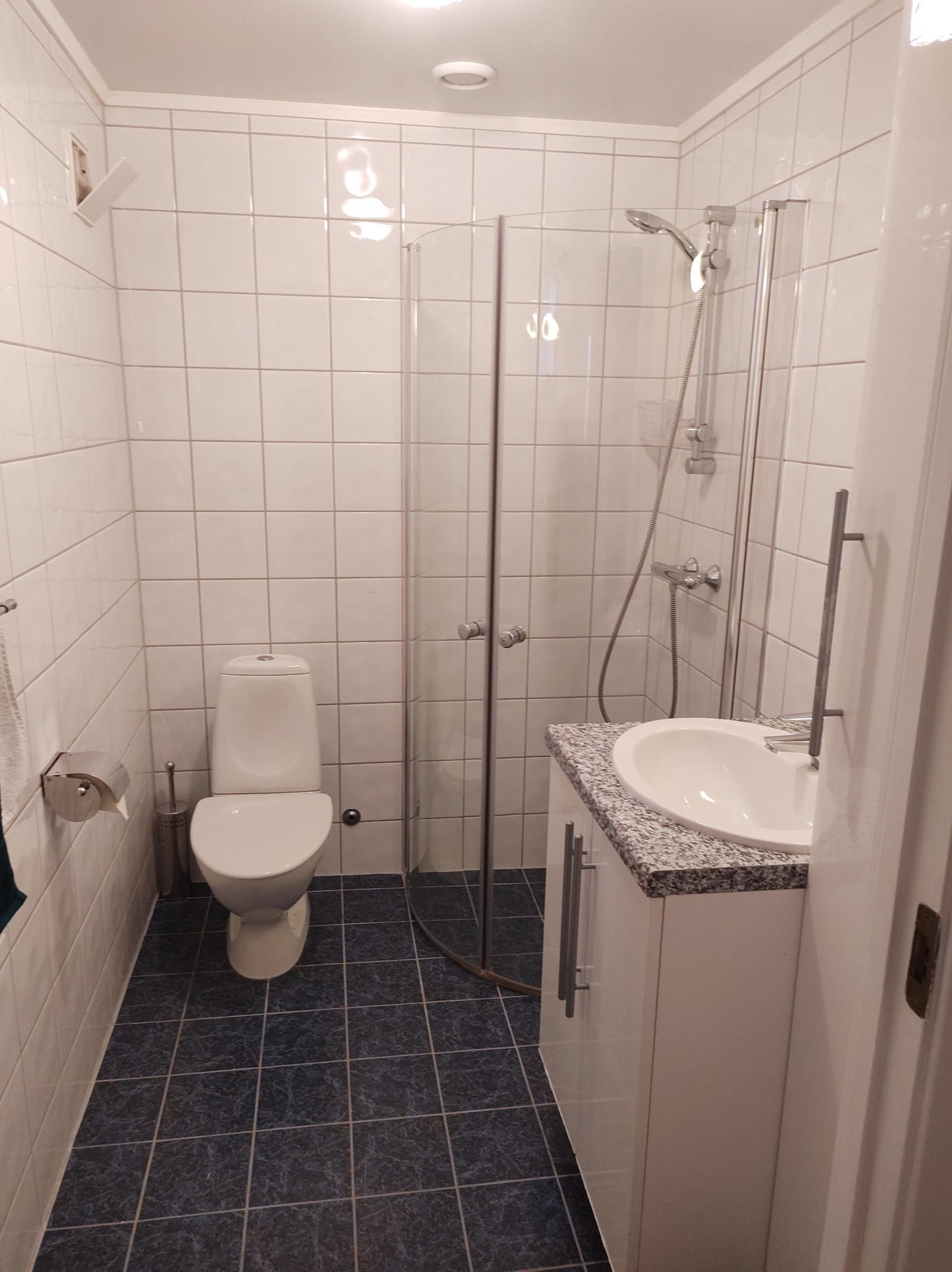 Fliselagt baderom med varmkapler. Galleribilde