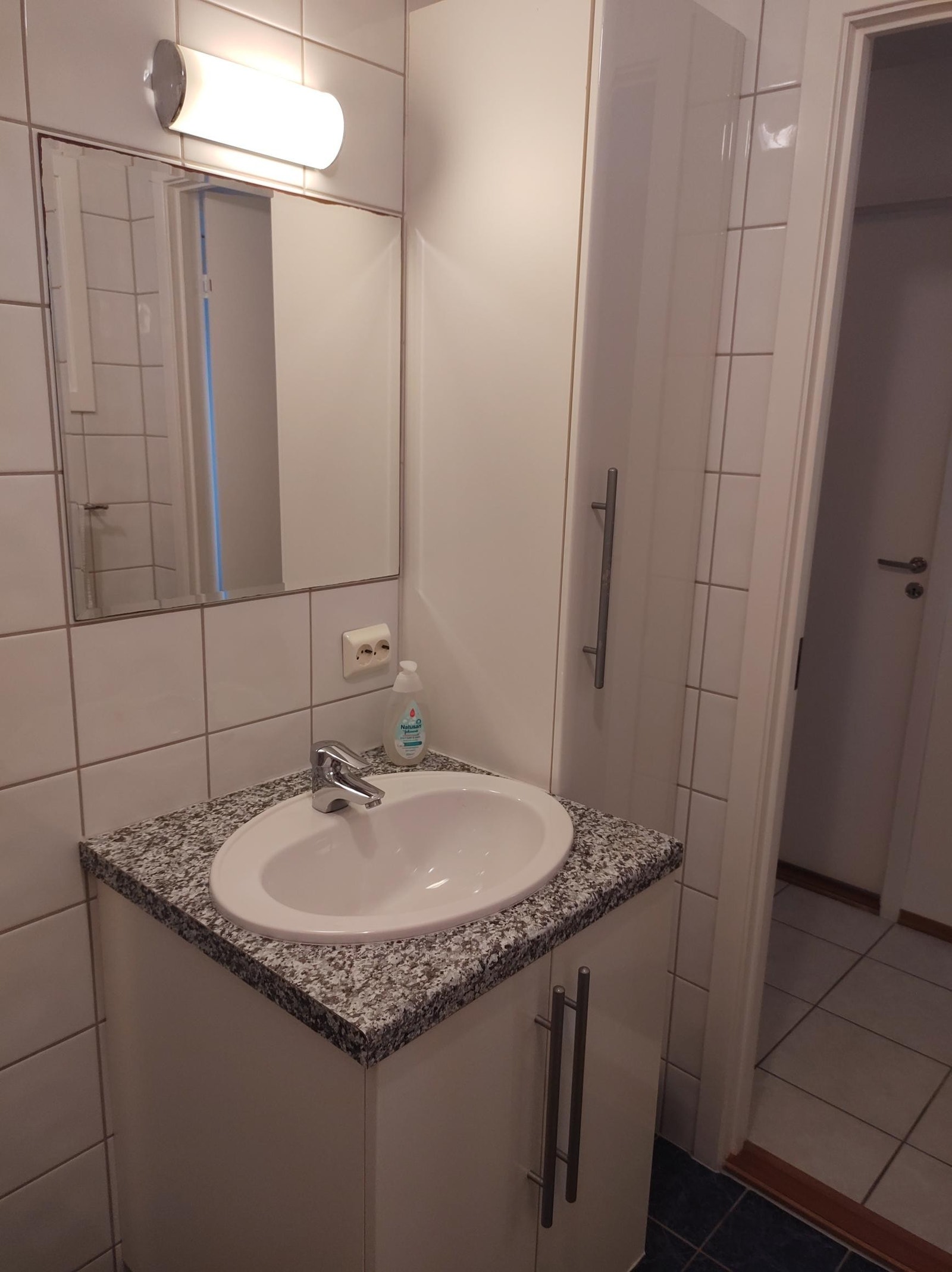 God lagringsplass i baderomskapet Galleribilde