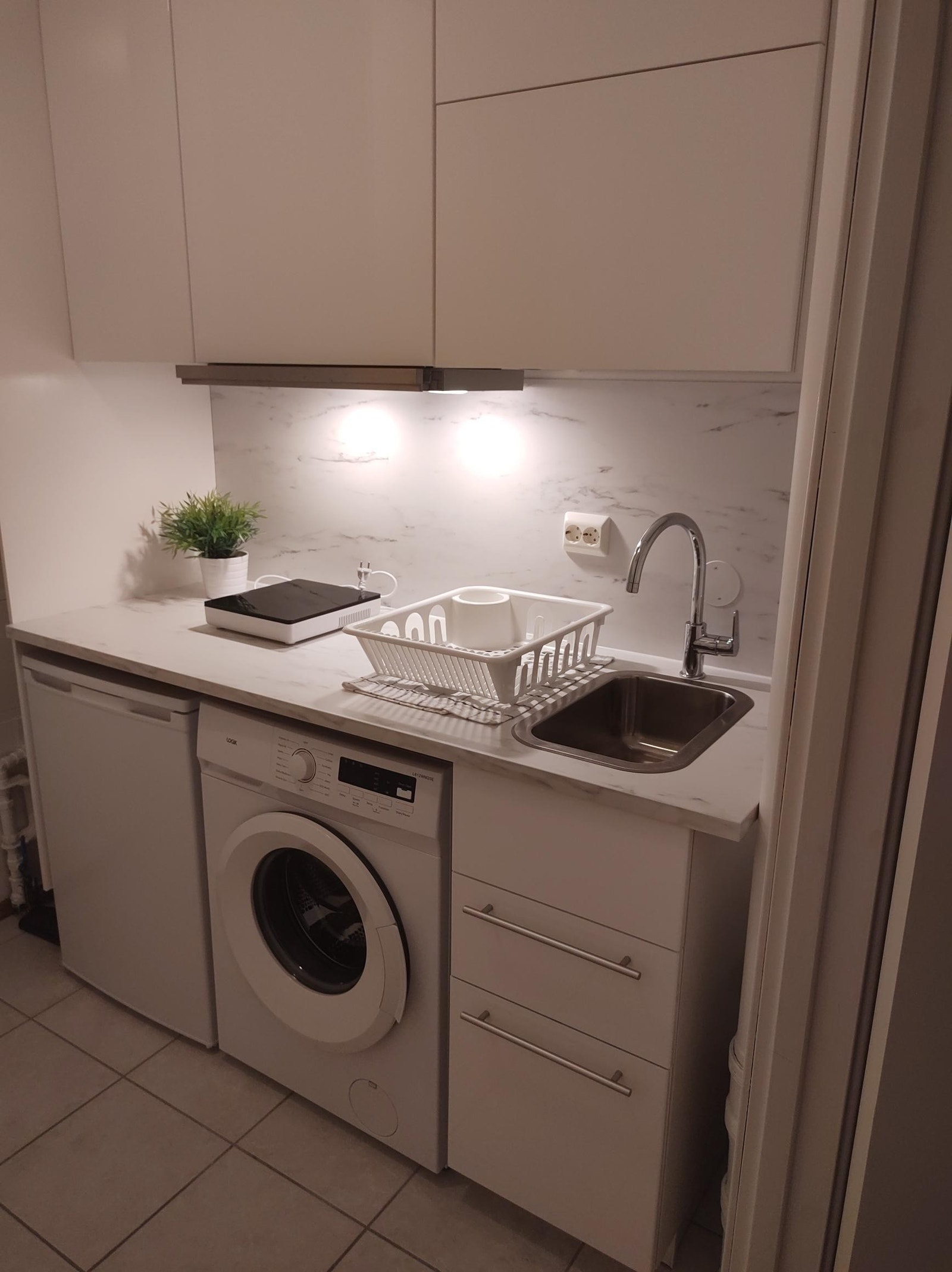 Kjøleskap, kokeplate, vaskemaskin og mikrobølgeovn Galleribilde