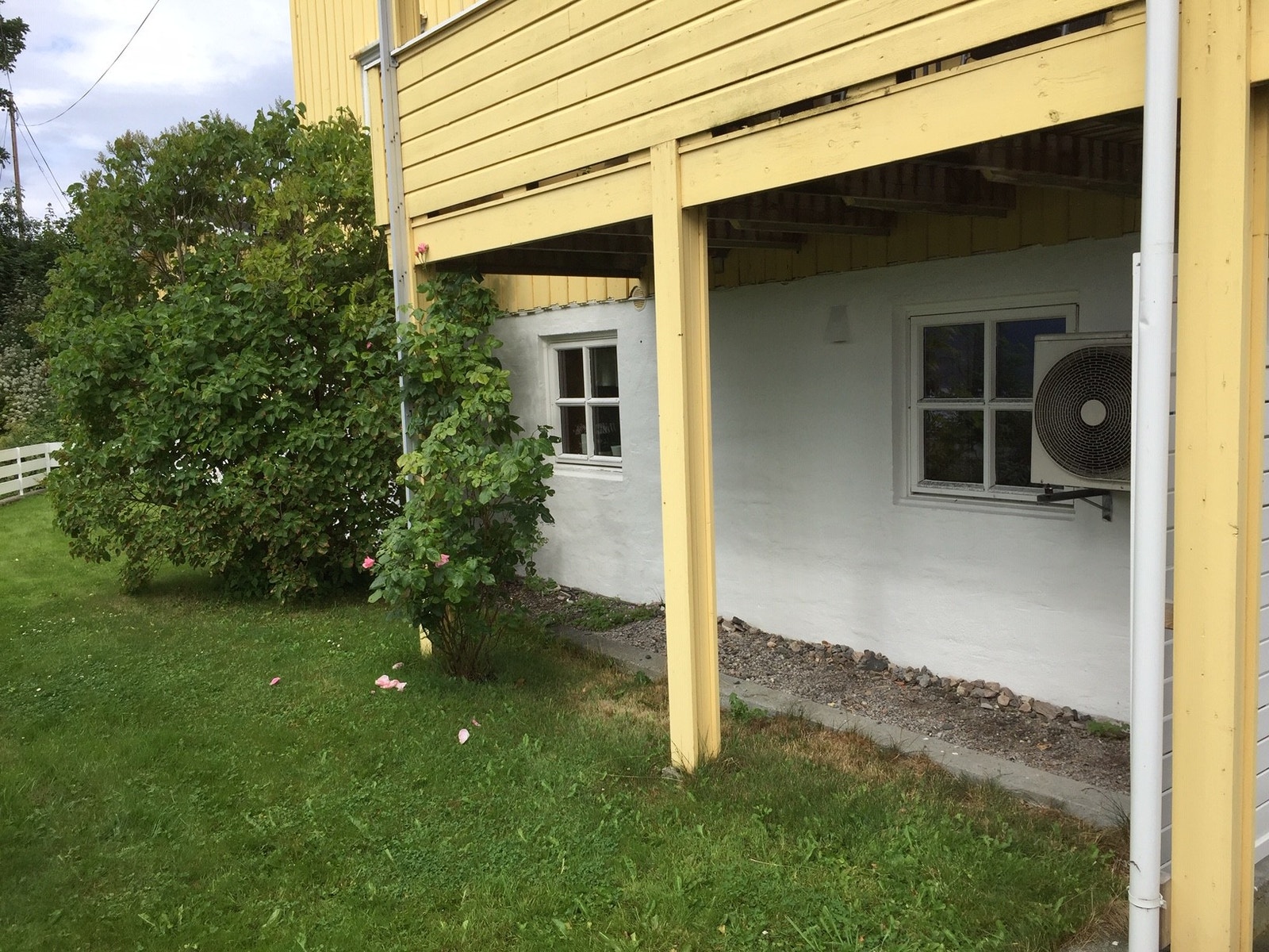 område utenfor kjøkken/stuevindu Galleribilde