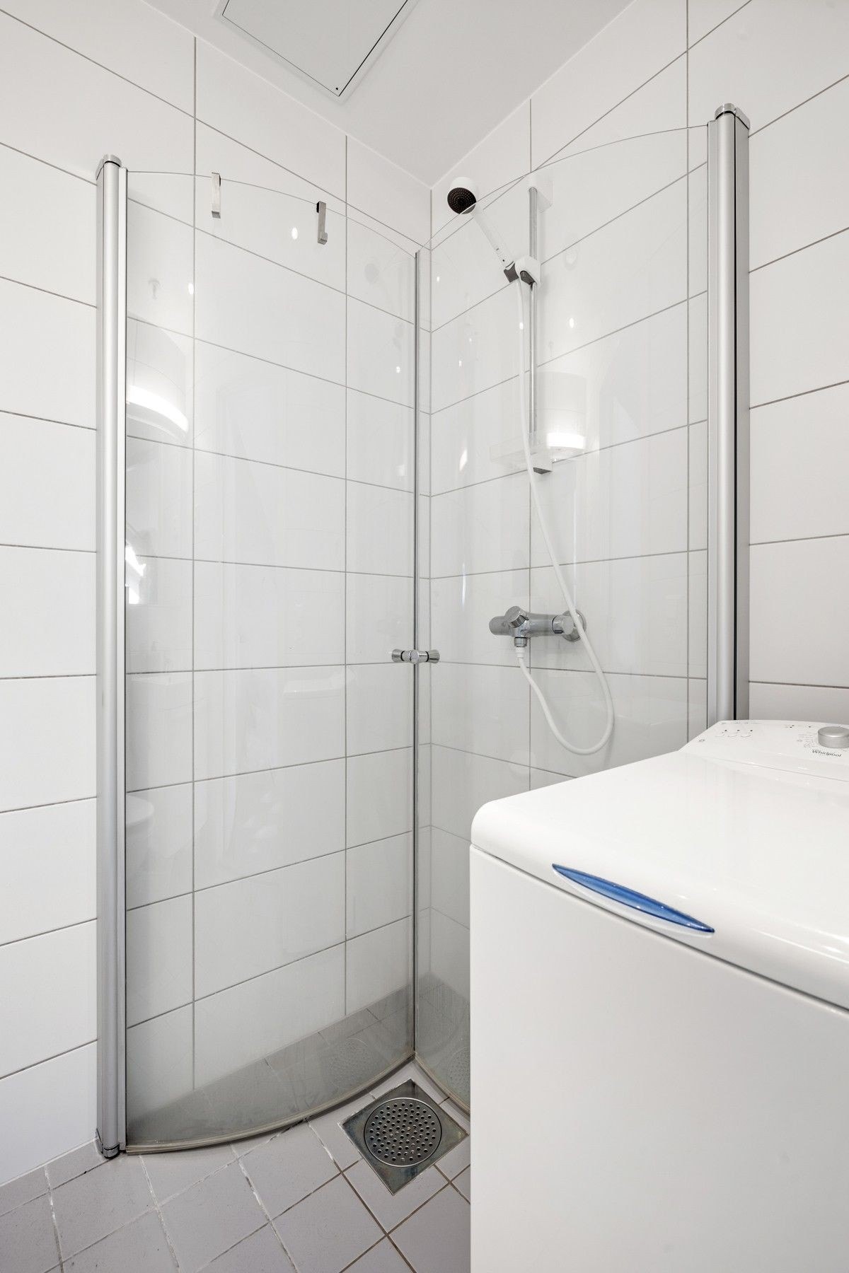Eget bad med vaskemaskin Galleribilde