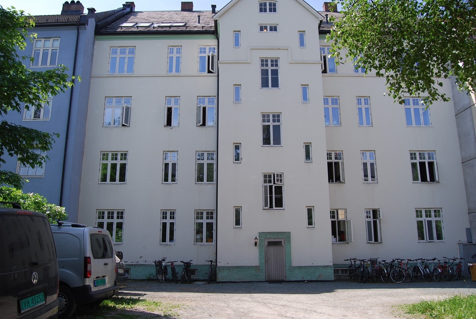 Skjermet bakgård med sykkelparkering Galleribilde