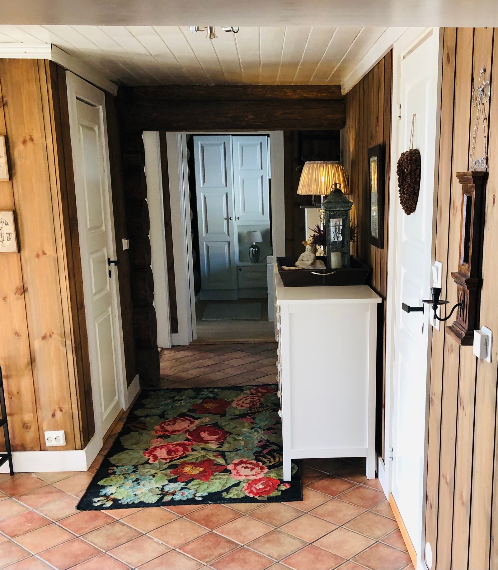 Gangen med varme i gulvet. Galleribilde