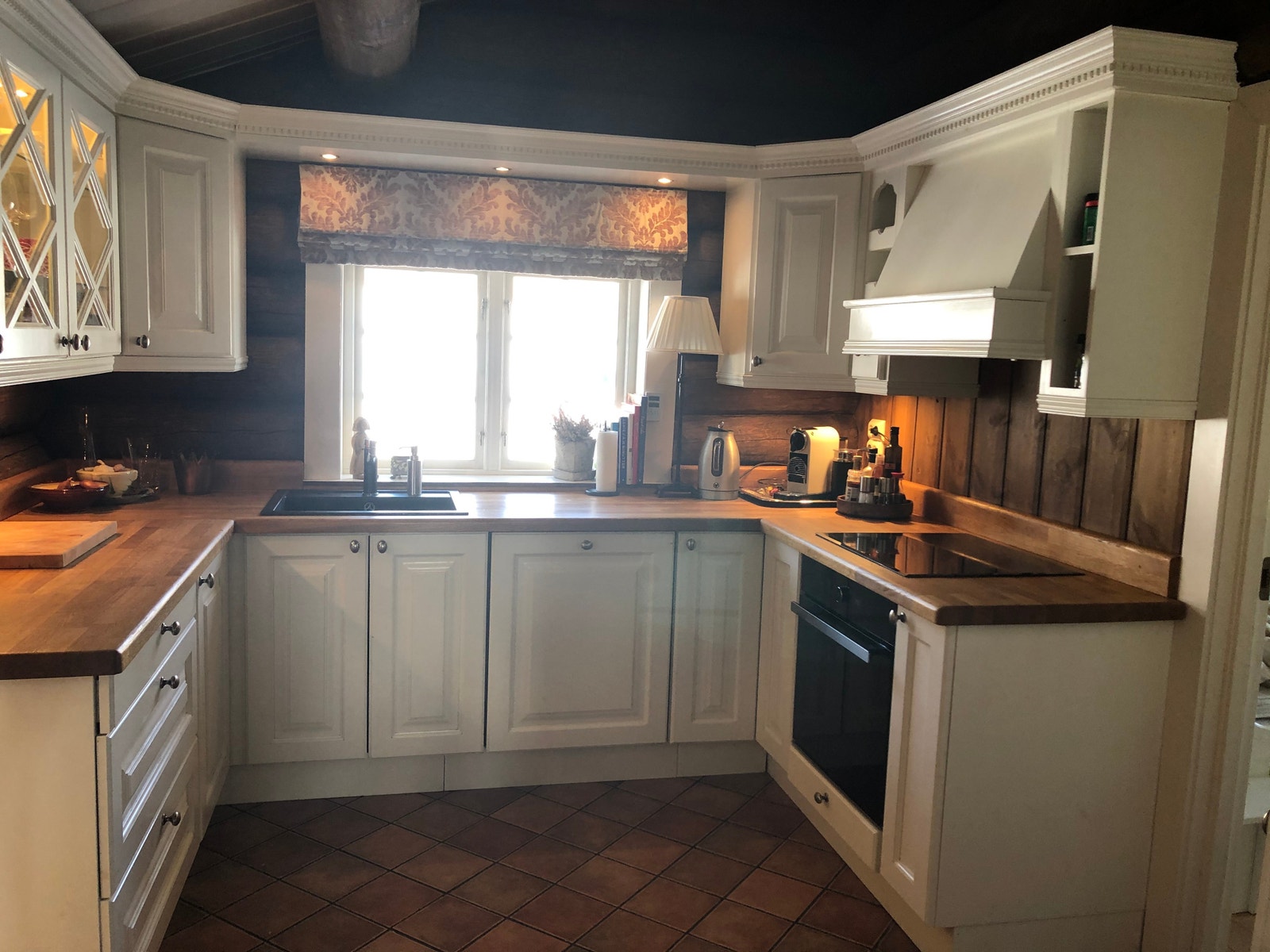 Et godt måltid skapes i et velutstyrt og funksjonelt kjøkken. Galleribilde