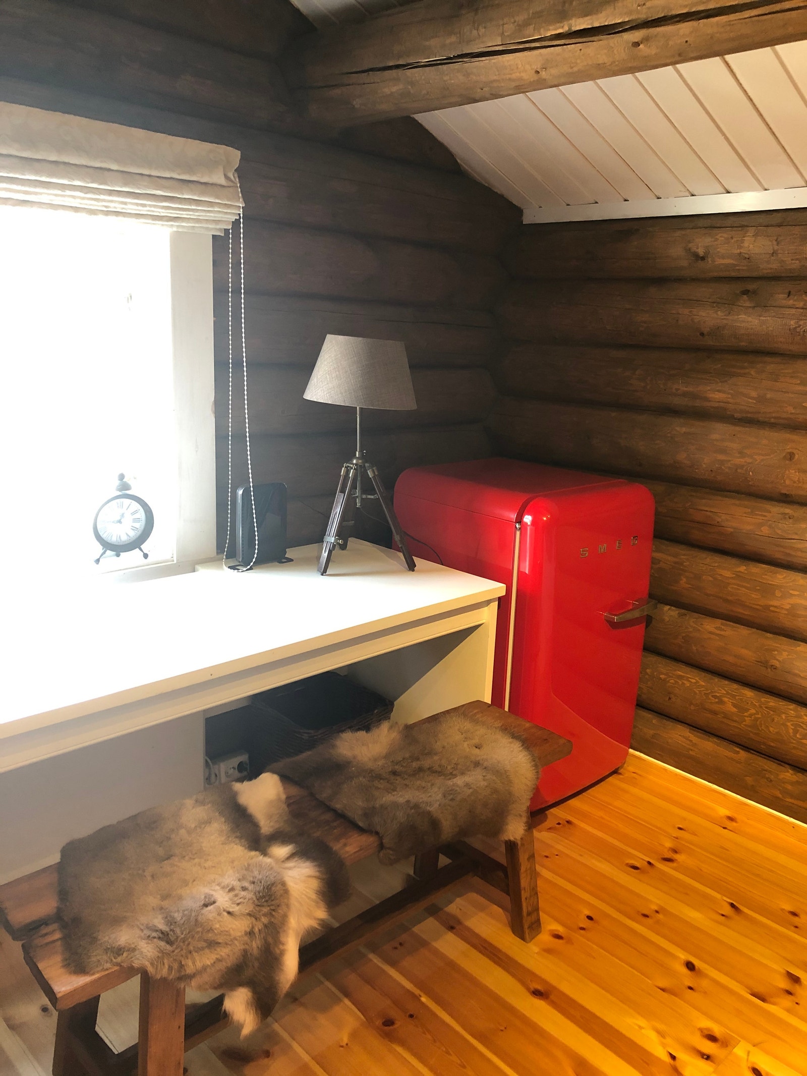 Smeg kjøleskap og arbeidsplass for de som trenger påfyll og arbeidsro. Galleribilde