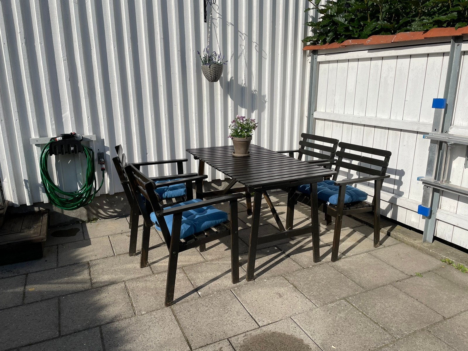 Hyggelig uteplass. Utevann m vannslange Galleribilde