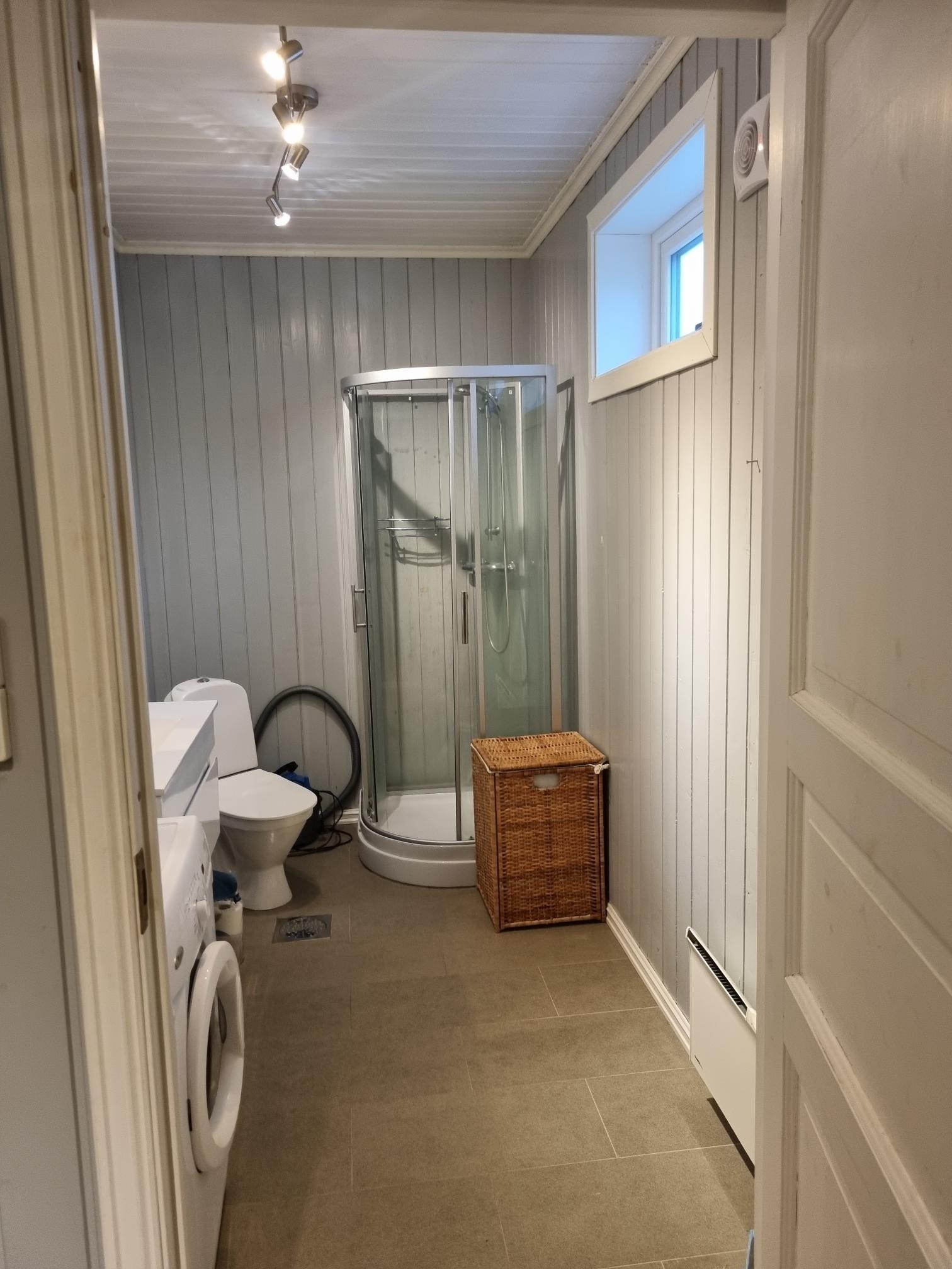 Bad 1.etg, med vaskemaskin Galleribilde