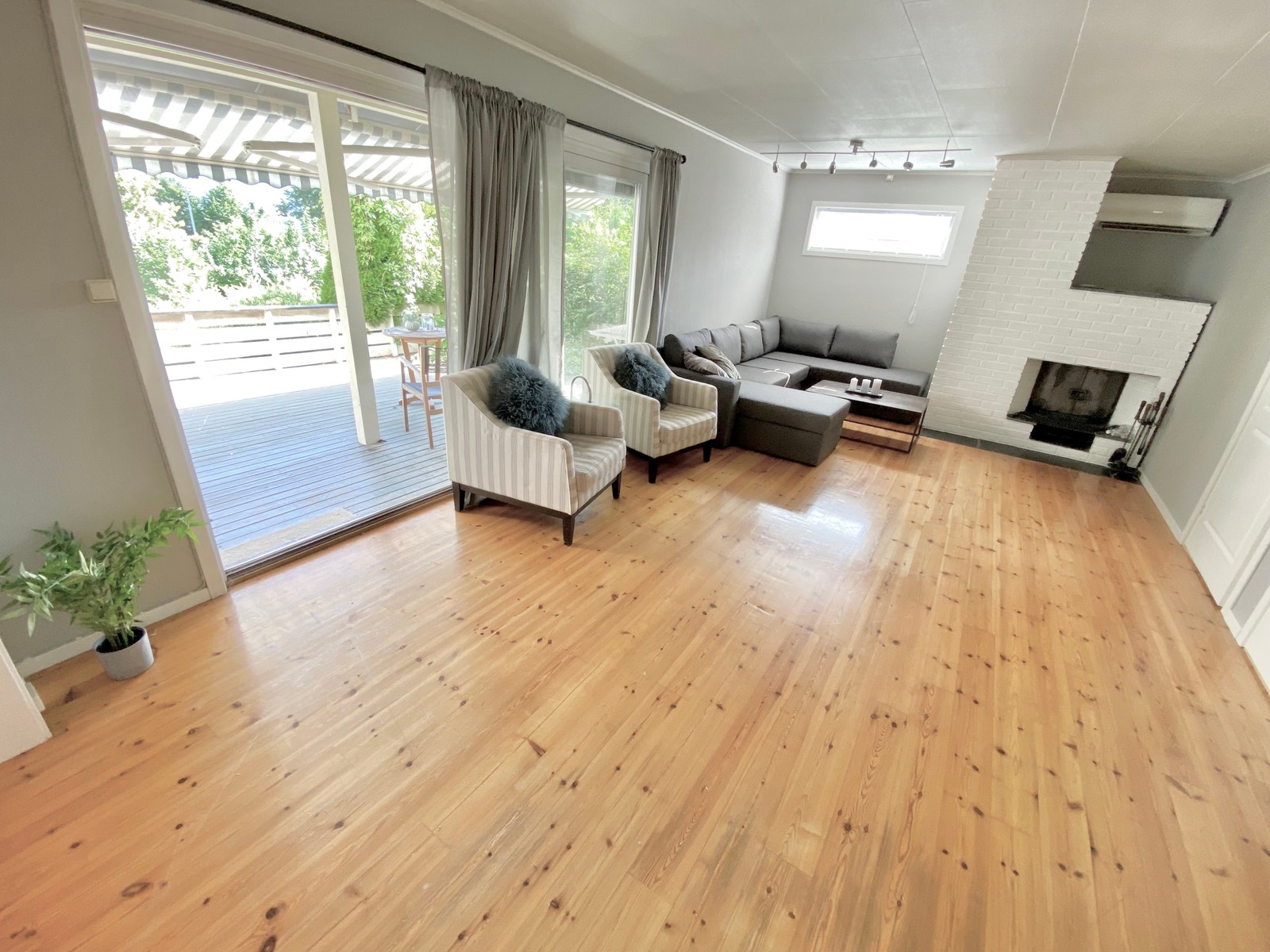 Stor stue med utgang til solfylt veranda Galleribilde