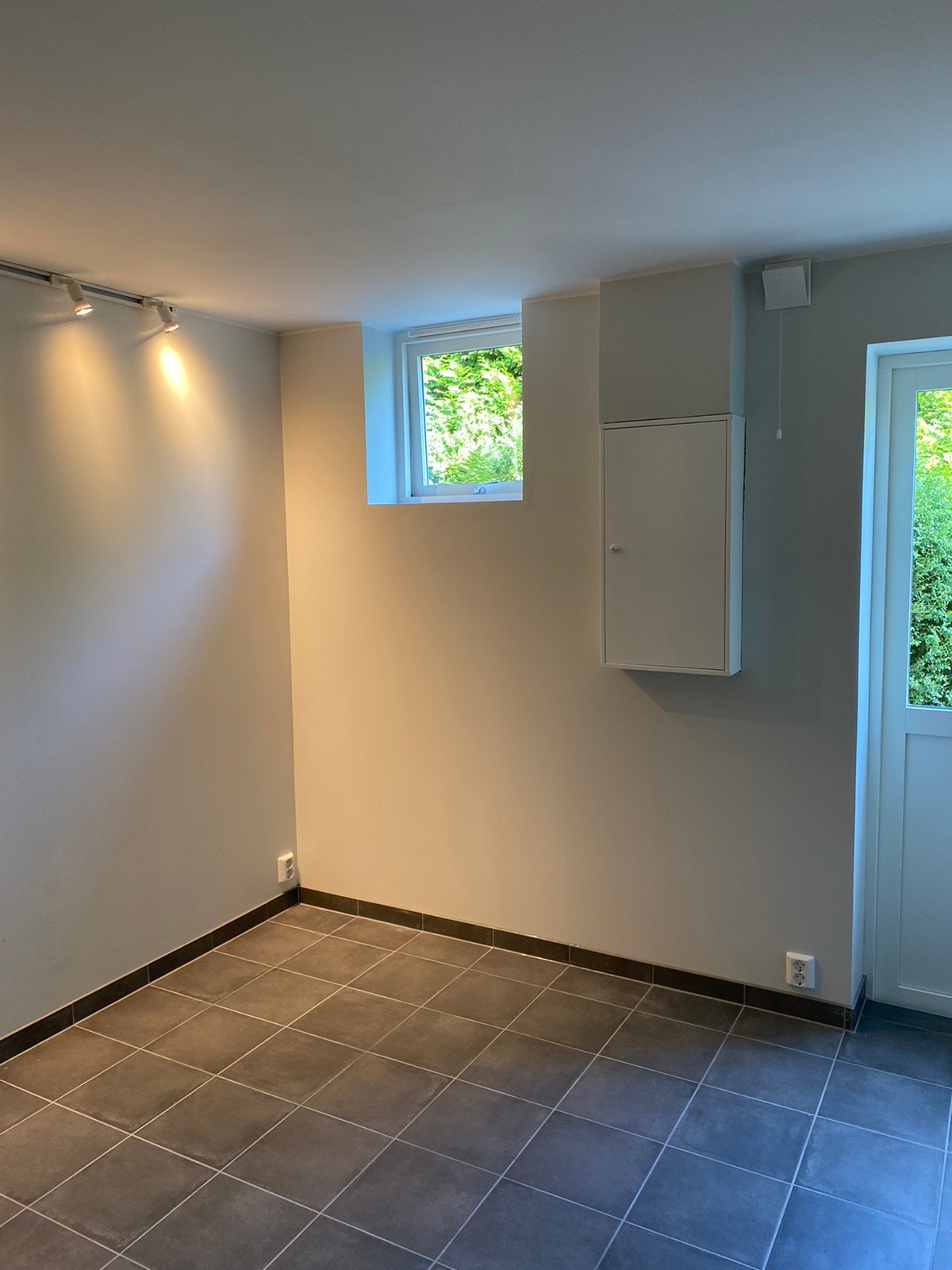 Stue med fliser på gulv Galleribilde