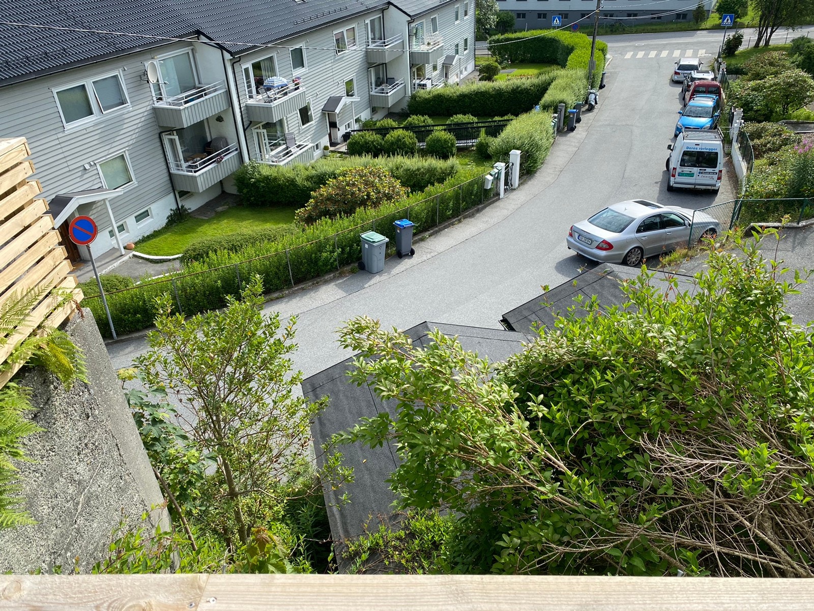 Utsikt mot Solhaugveien. Parkering i offentlig vei (ikke sone) Galleribilde