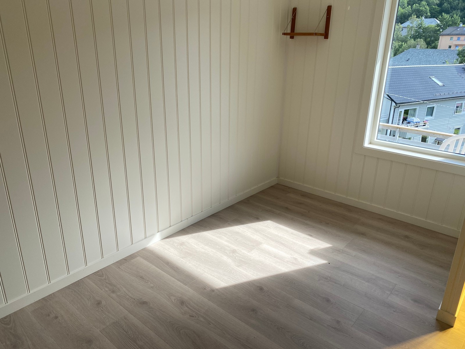 Nyoppusset soverom med laminat på gulv Galleribilde