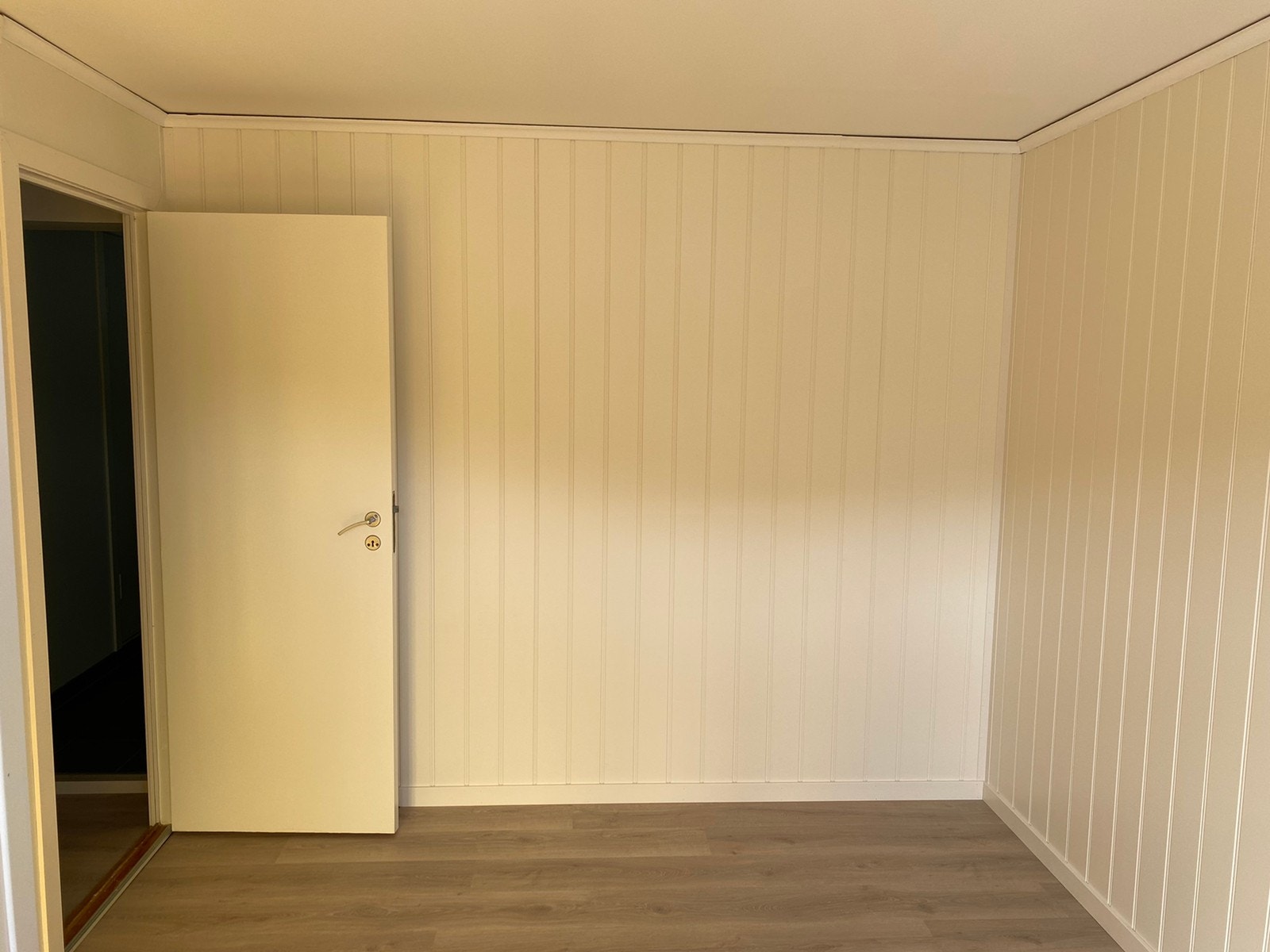 God plass til kommode/garderobeskap i bakkant av seng Galleribilde