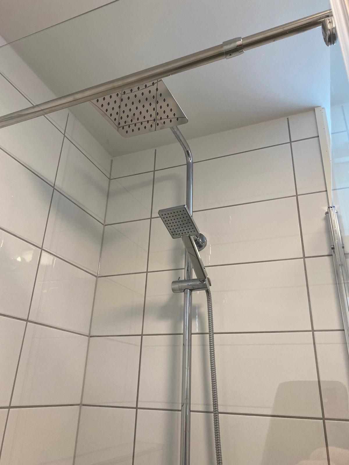 Takdusj, samt "vanlig" dusj Galleribilde