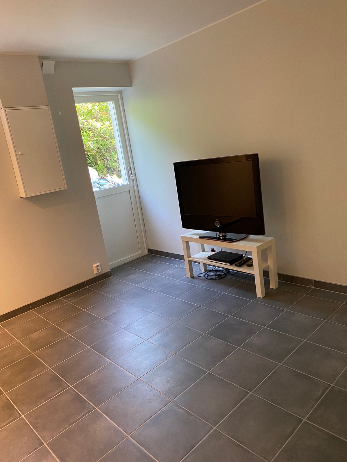 Stue med terrassedør ut på siden av huset Galleribilde