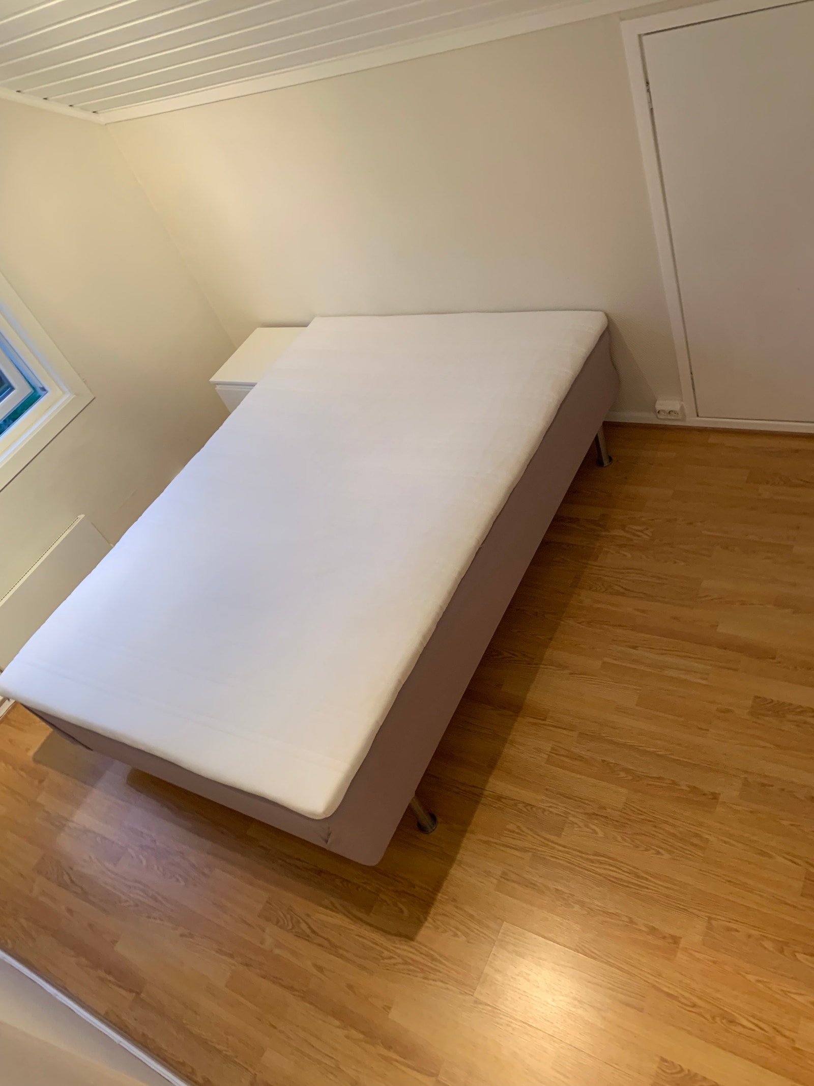 Soverom med oppbevaring i sideskap Galleribilde