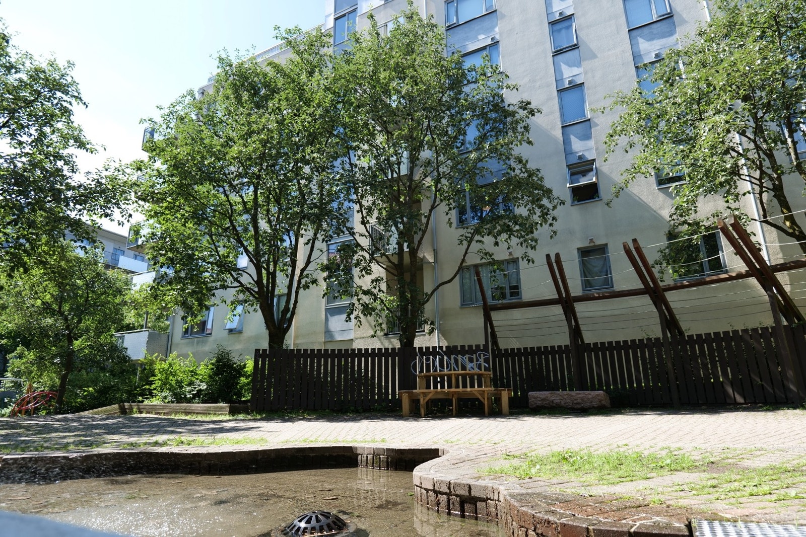 Valdresgata, der balkongen vender ut Galleribilde