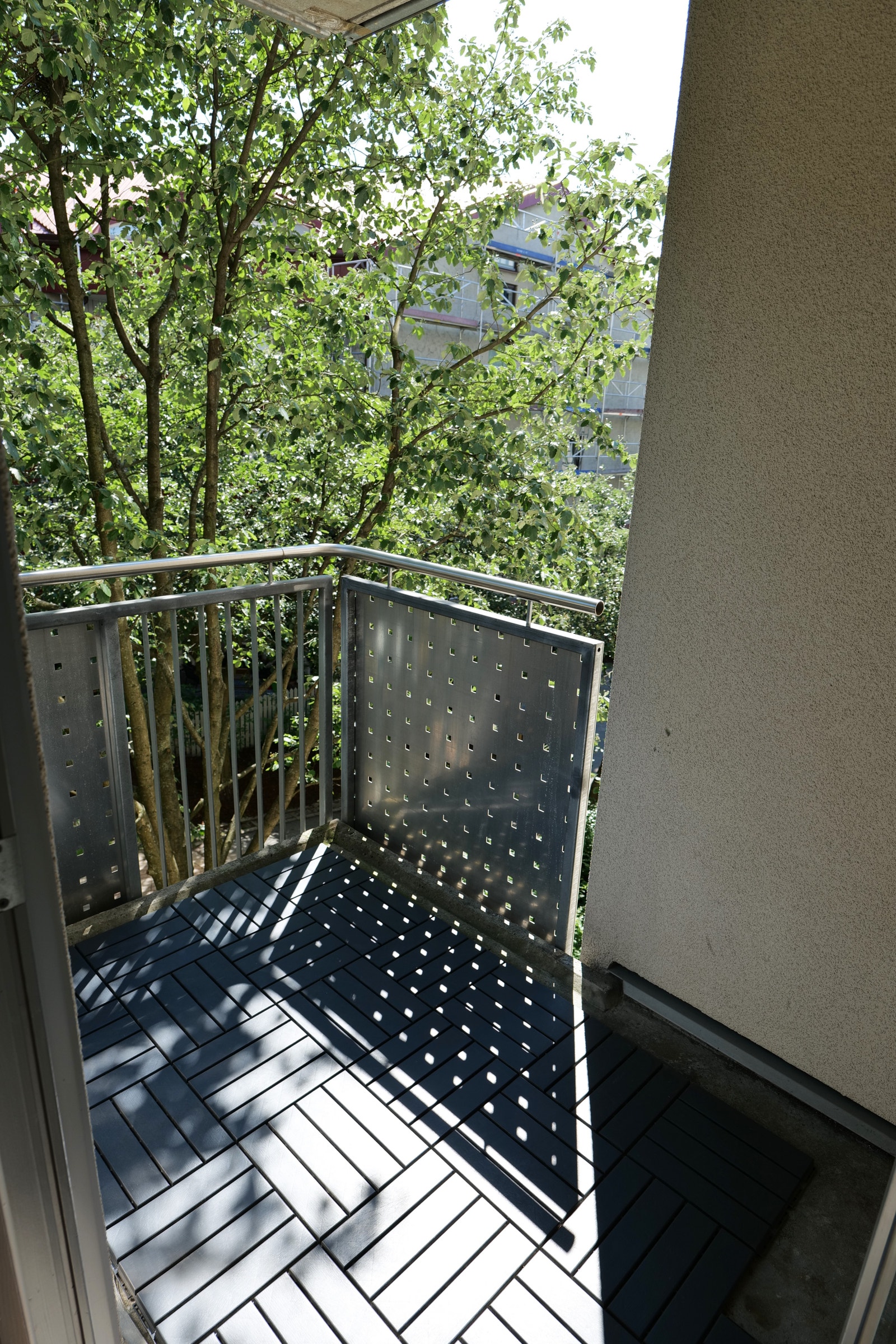 Romslig balkong med morgensol Galleribilde