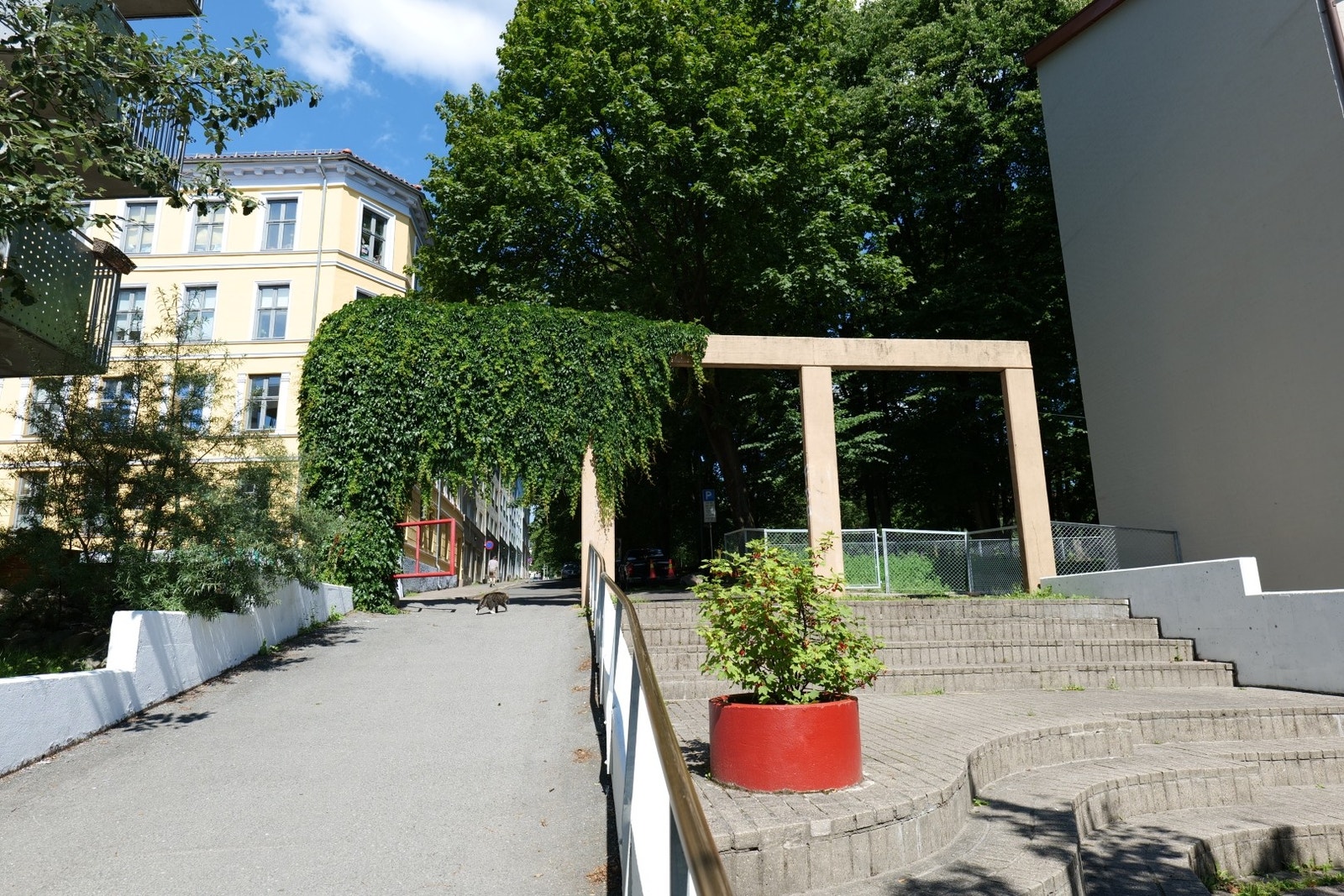 Valdresgata, der balkongen vender ut Galleribilde